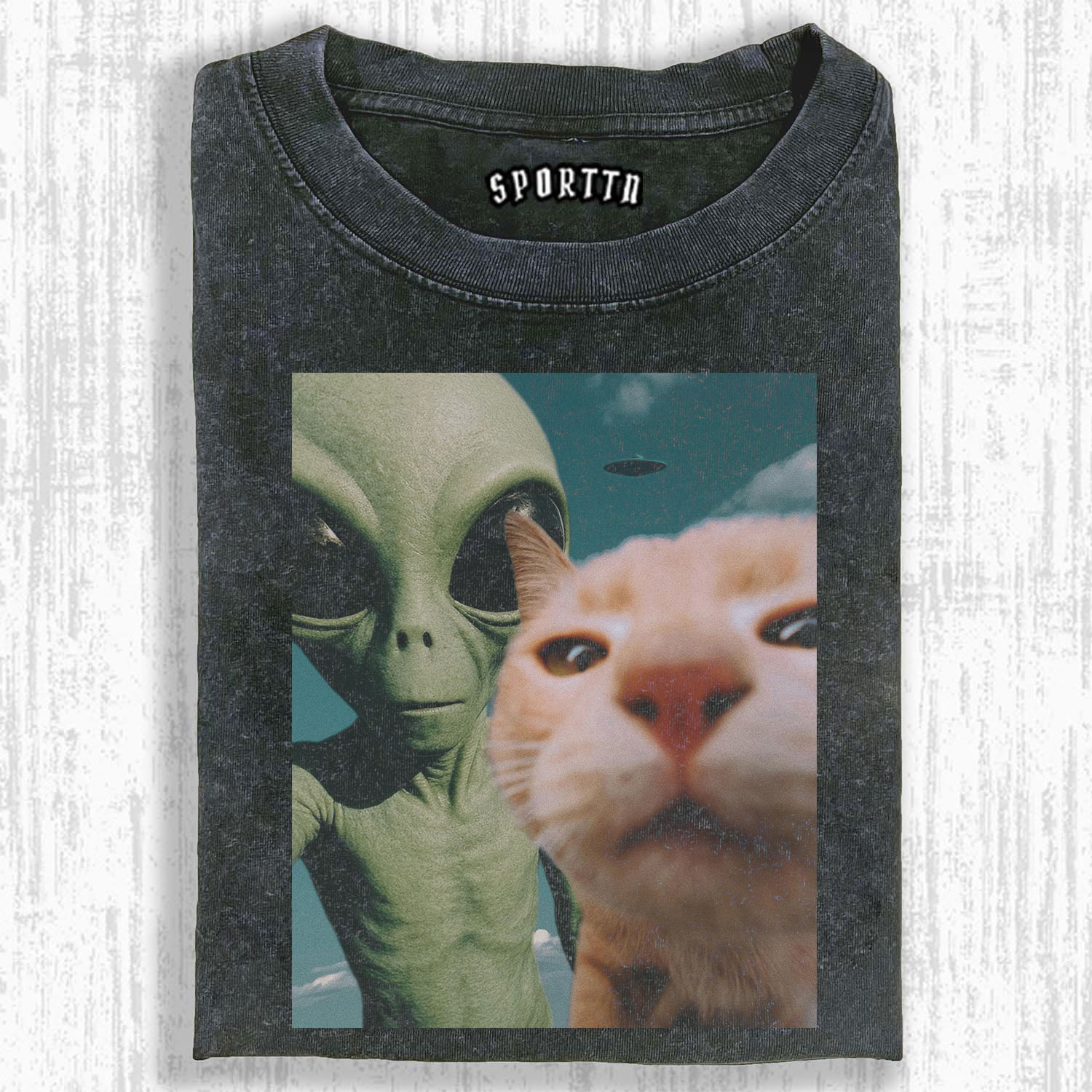 APPEARANCE OF ALIEN AND CAT T-SHIRT