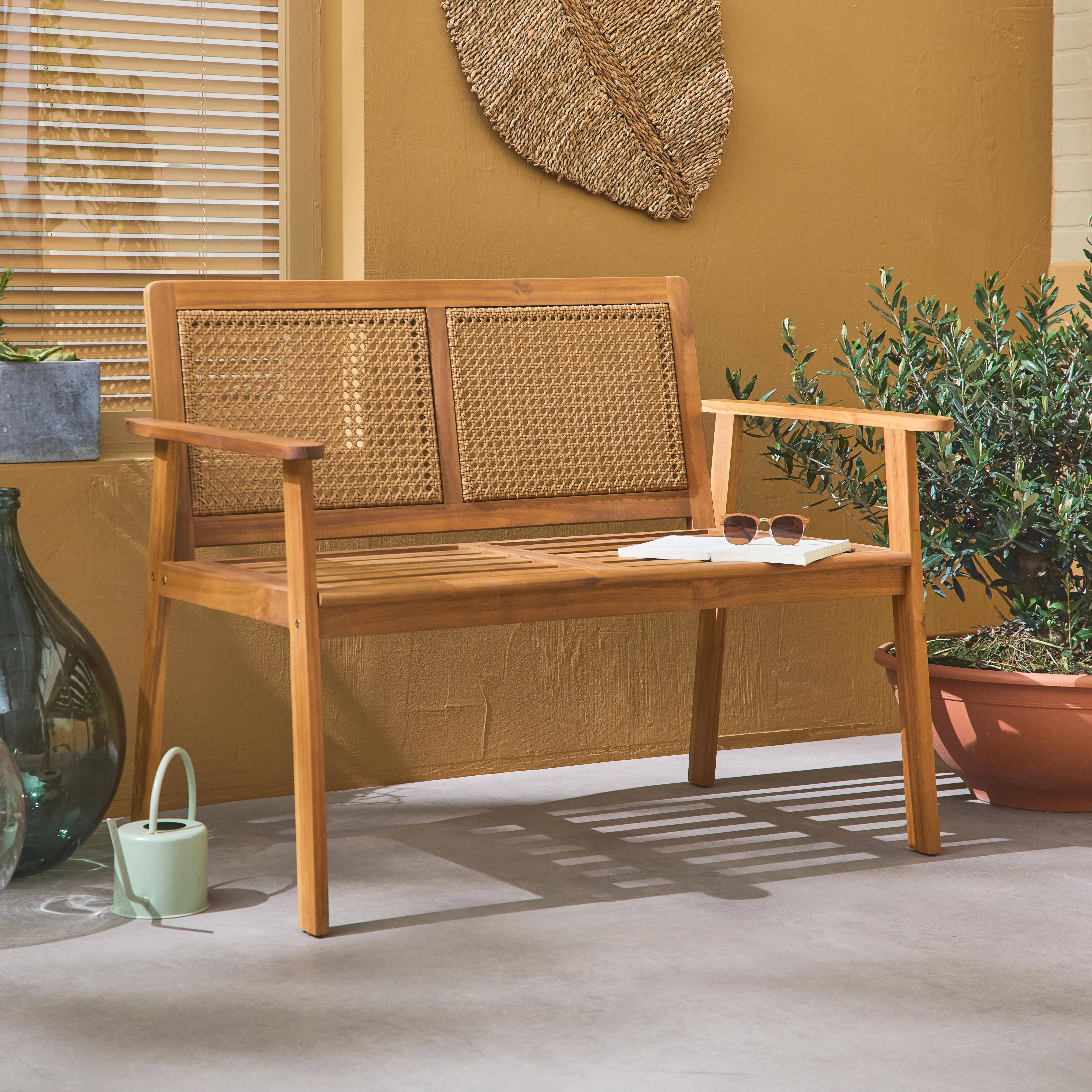 Manabi - Banco exterior en madera de acacia con respaldo de caña, 2 plazas