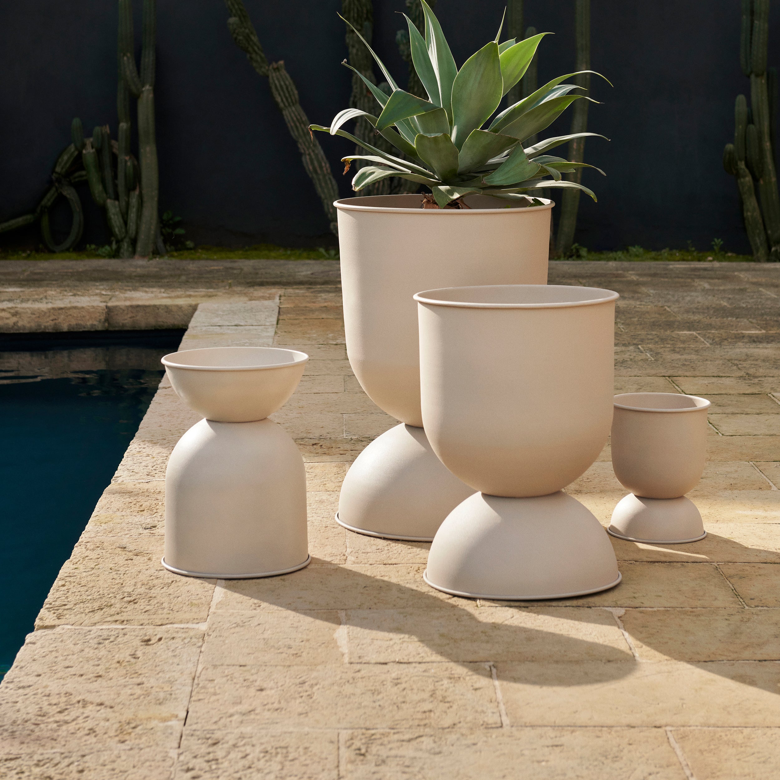 Ferm Living Hourglass Pot - Small - Cashmere