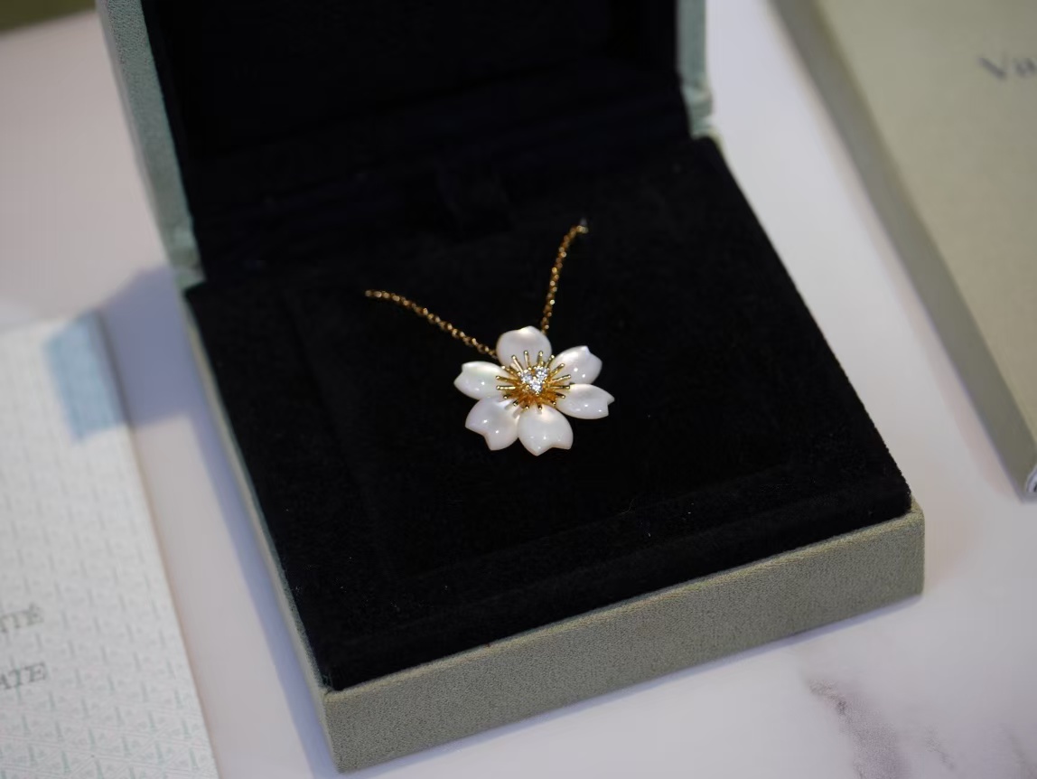 VCA Rose de Noël Pendant Necklace - Mini - Original Replica Club