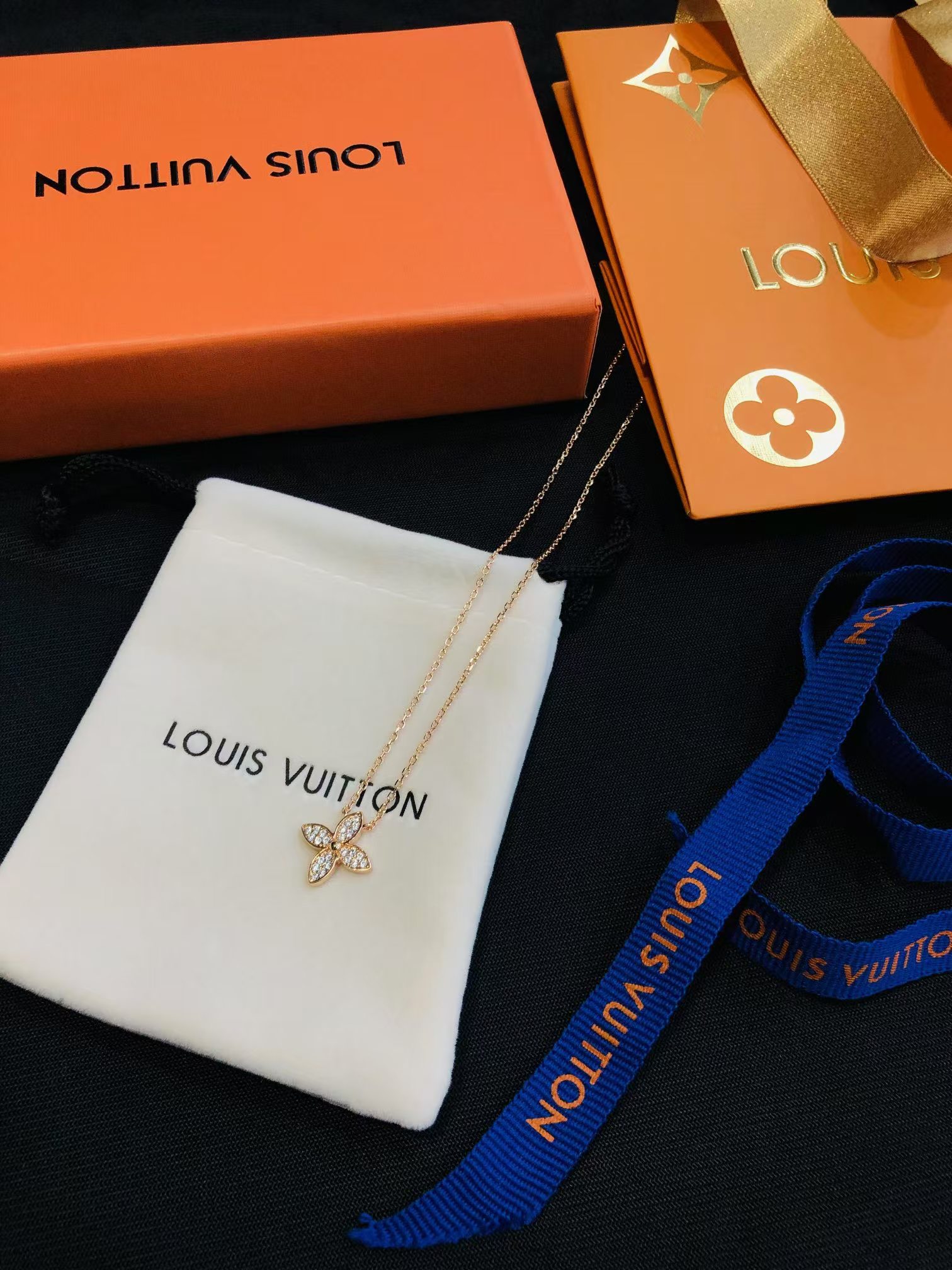 Louis Vuitton Idylle Blossom Pendant Necklace-One Flower - Original Replica Club