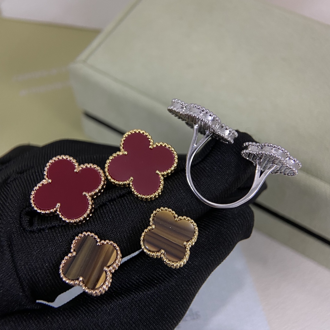 VCA Magic Alhambra Ring Between Finger - Original Replica Club