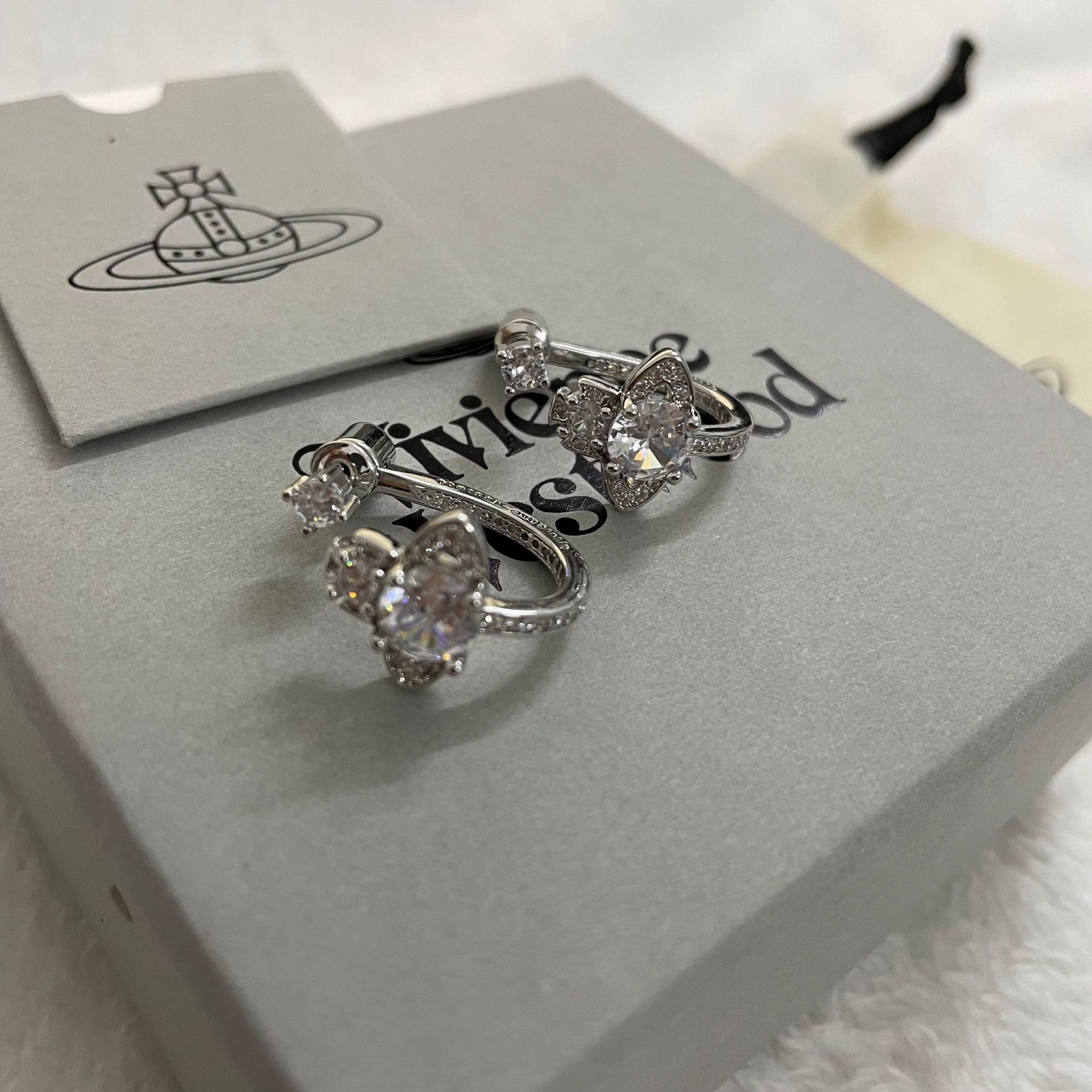 Vivienne Westwood Detachable U Shaped Rhinestone Saturn Earring Stud - Original Replica Club