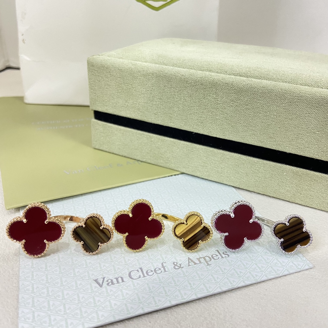 VCA Magic Alhambra Ring Between Finger - Original Replica Club