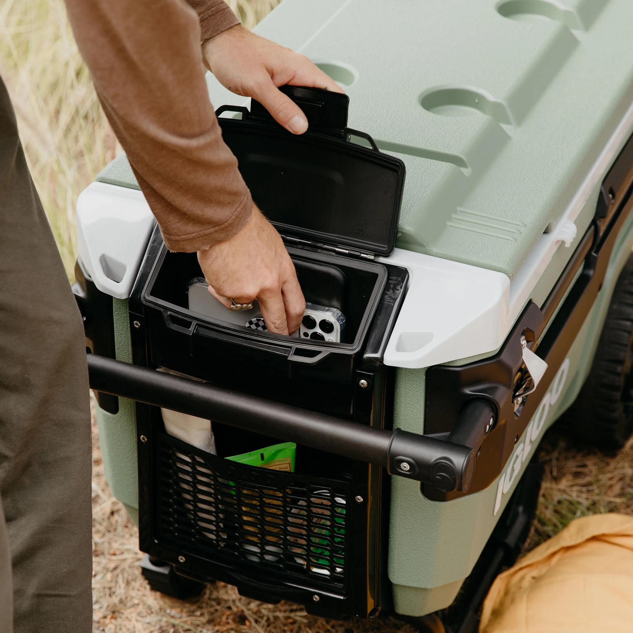 Igloo 70 QT Trailmate Journey Rolling Cooler, Carbonite Gray - Image 10