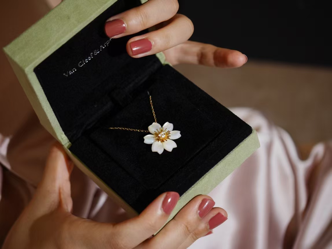 VCA Rose de Noël Pendant Necklace - Mini - Original Replica Club