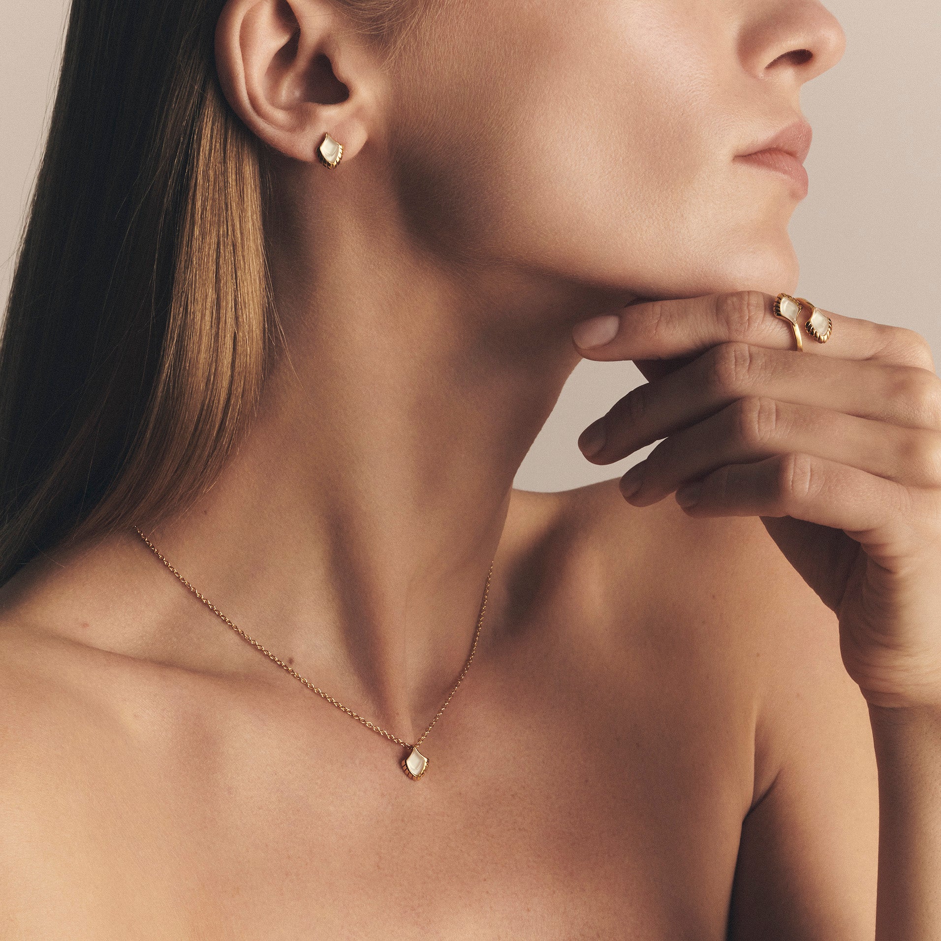 BOUCLES D'OREILLES PAON - CRISTAL INCOLORE NACRÉ BLANC, PLAQUÉ OR JAUNE 18 CARATS