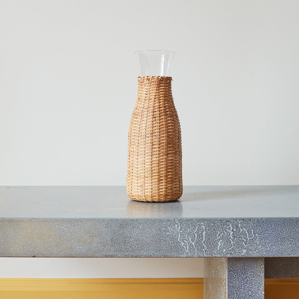 Carafe en verre et rotin