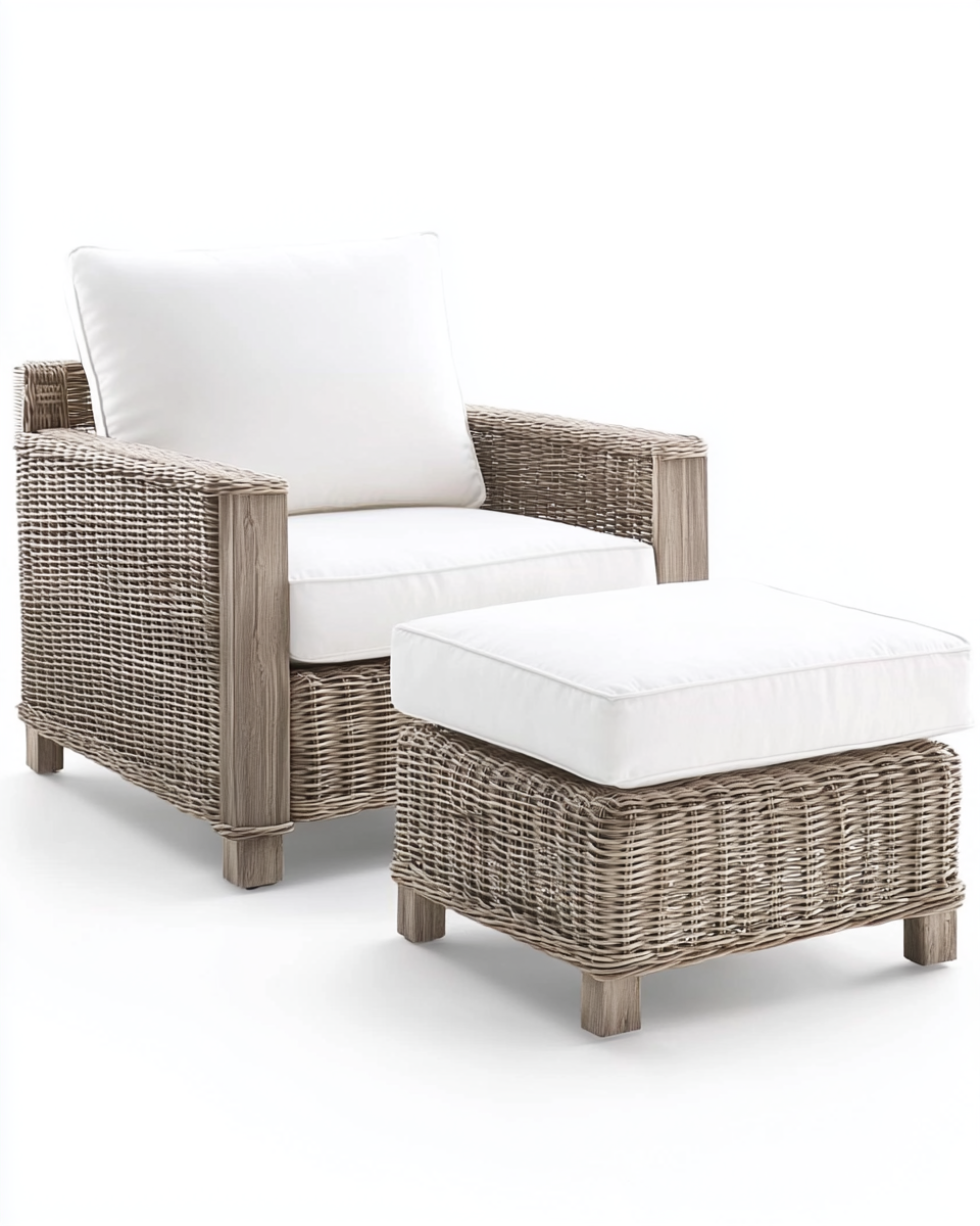 Sillón de exterior con reposapiés, estructura de ratán sintético y cojines blancos, ideal para terraza o jardín