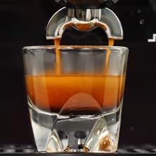 An updated OPV guarantees professional 9 bar espresso extractions.