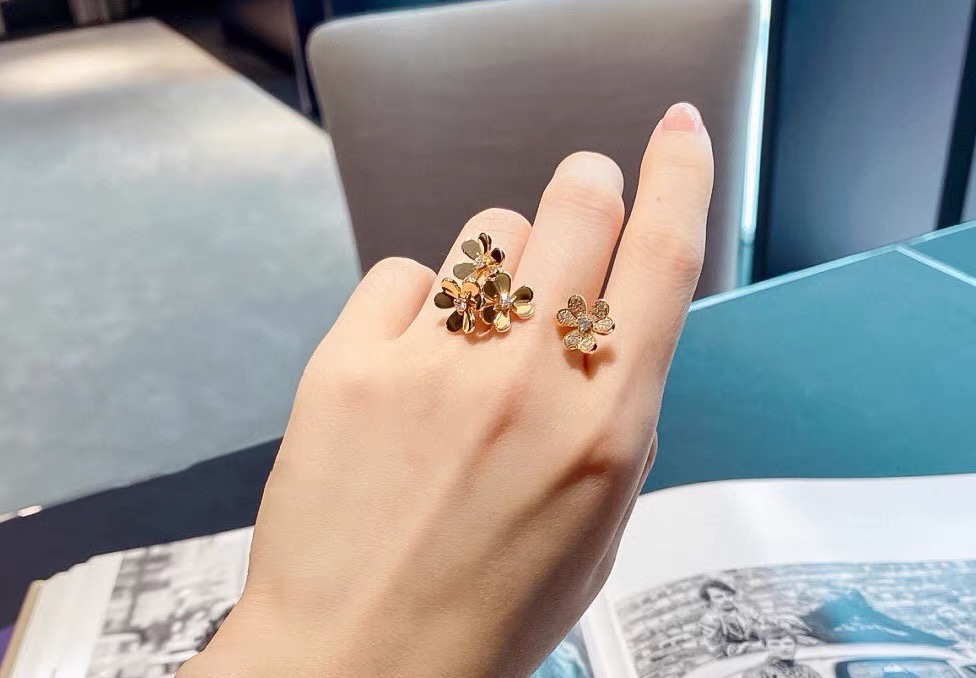 VCA Frivole Between the Finger Ring - Original Replica Club