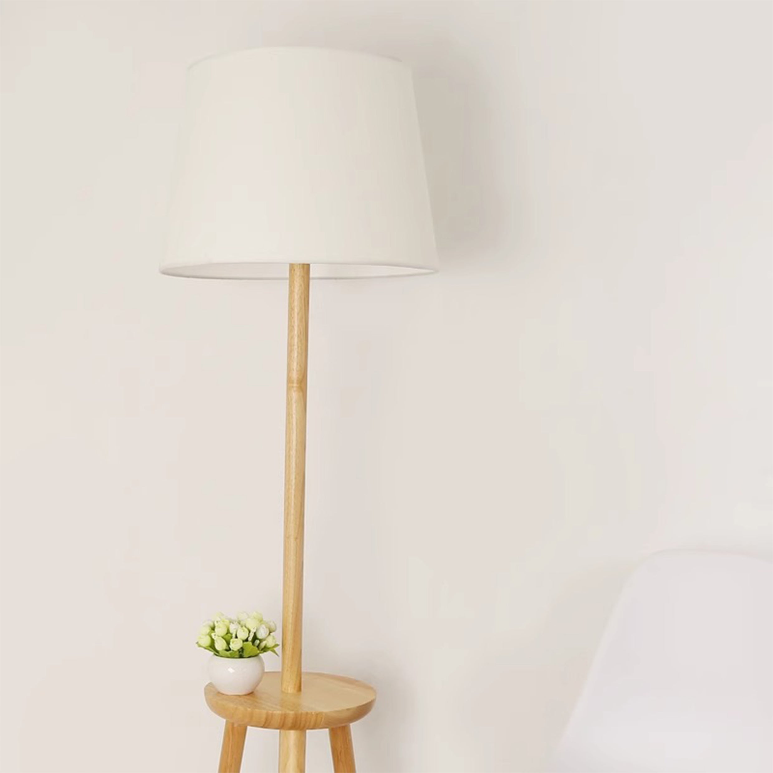 QUVIO Staande vloerlamp - Met plankje - Hout