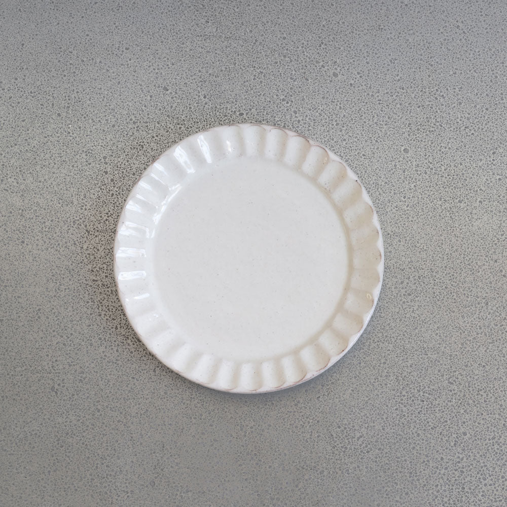 Assiette cannelée Kohiki Shima - Blanche