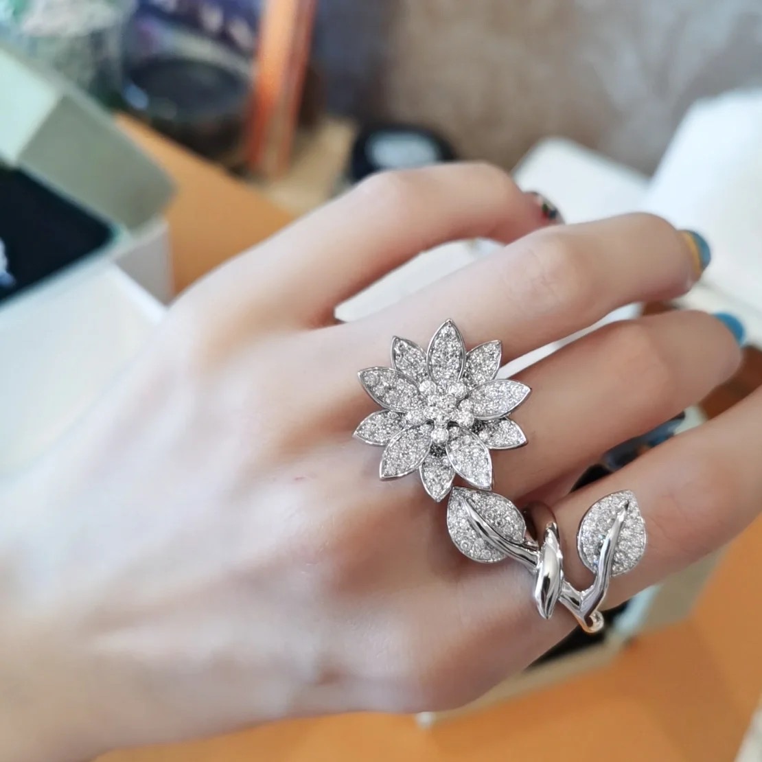 VCA Lotus Between the Finger Ring - Original Replica Club