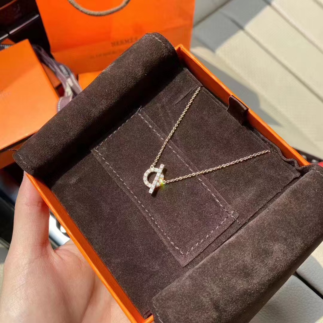 Hermes Q Pendant Necklace - Original Replica Club