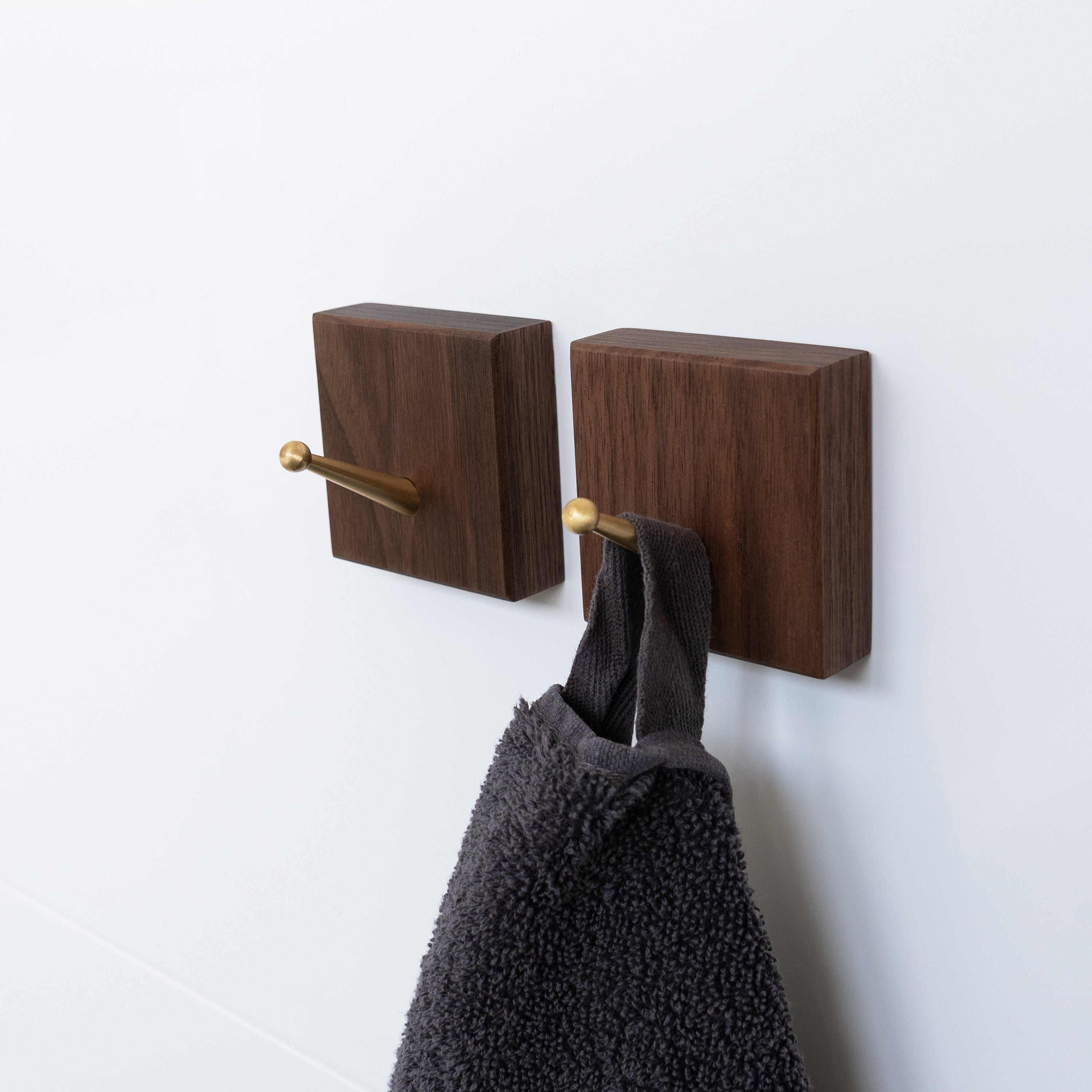 QUVIO Wandhaak houten vierkant met metalen haakje - hout + goud