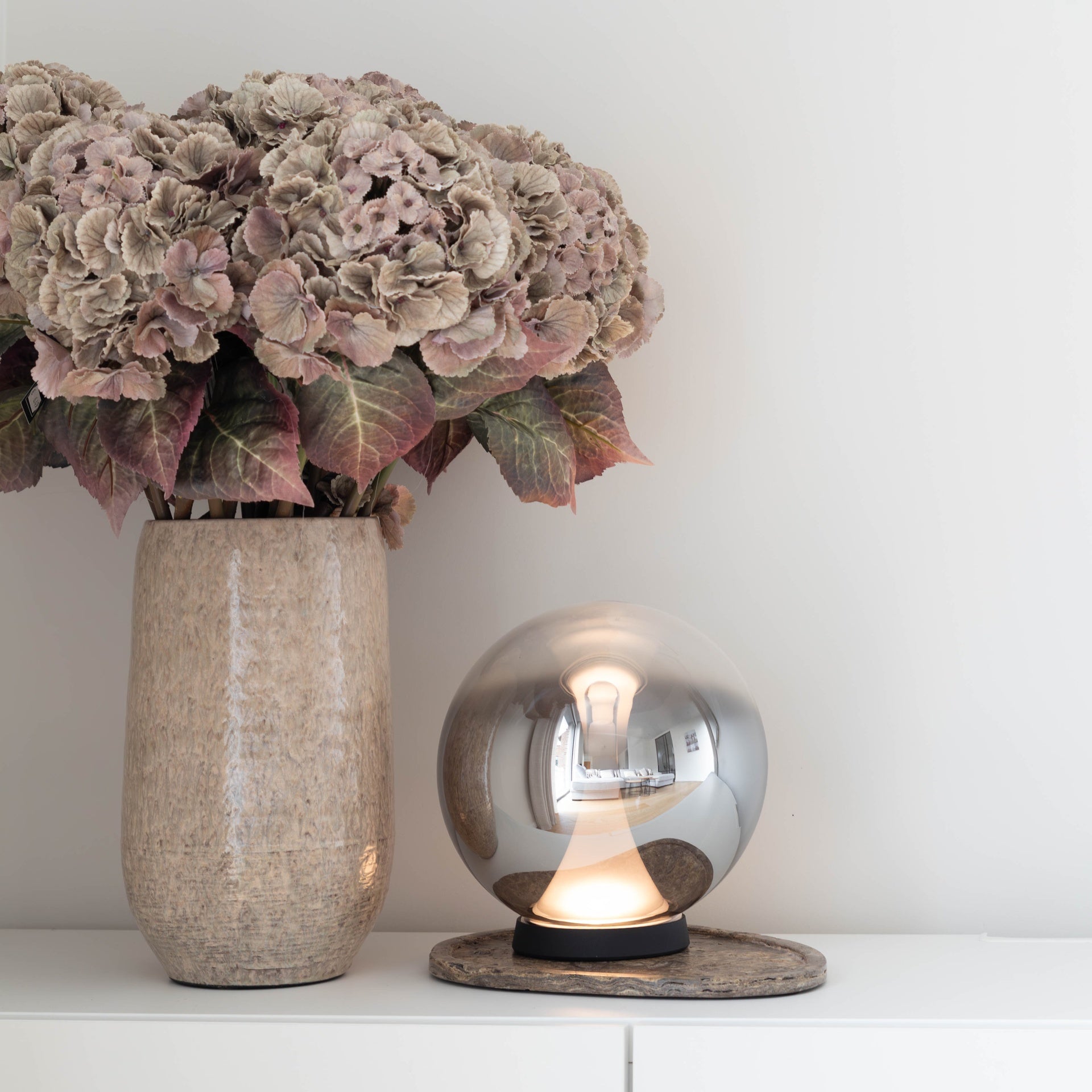 Atmooz Nobus tafellamp - Smoky glasbol & zwarte voet - LED dimbaar