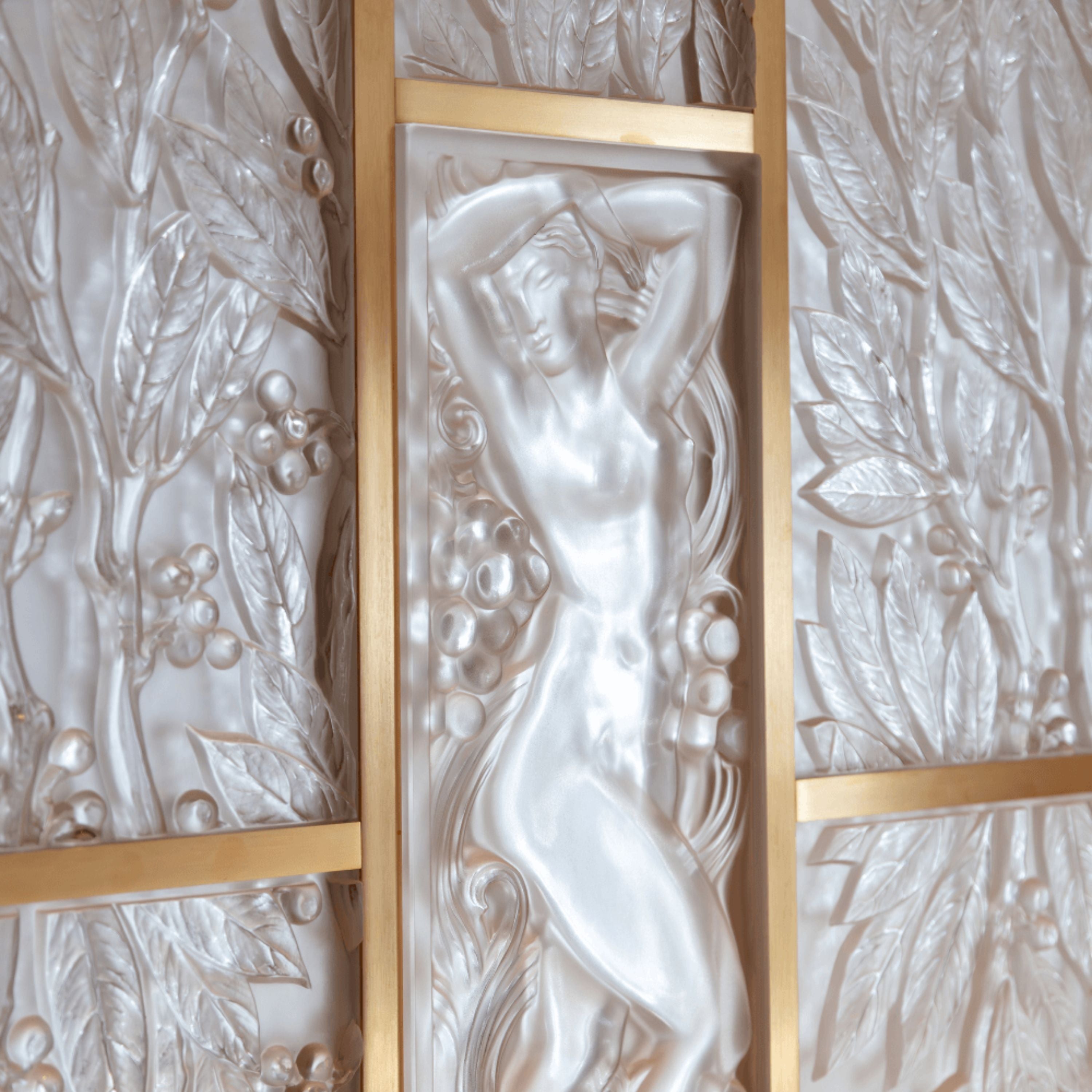 PANNEAU DÉCORATIF FEMME BRAS LEVÉS - CRISTAL INCOLORE