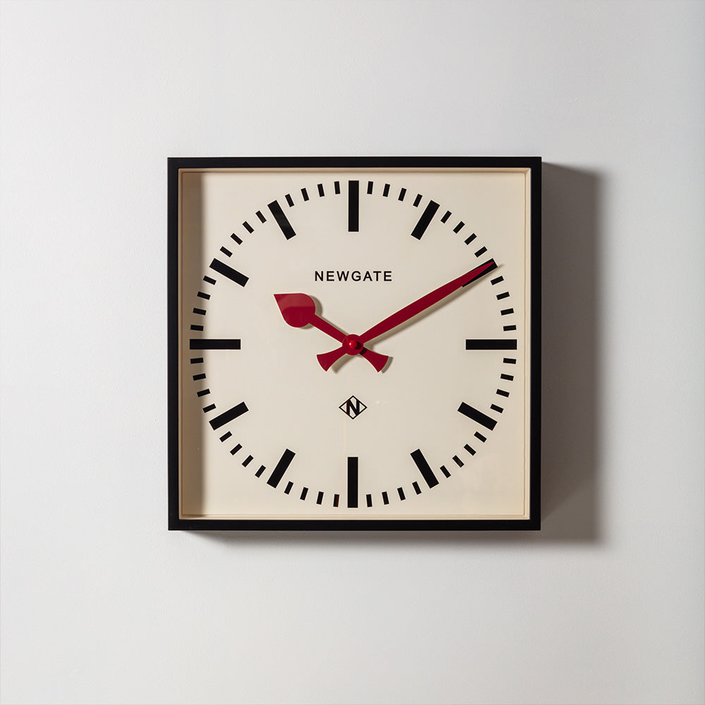 Horloge murale carrée Number 5 - Aiguilles rouge