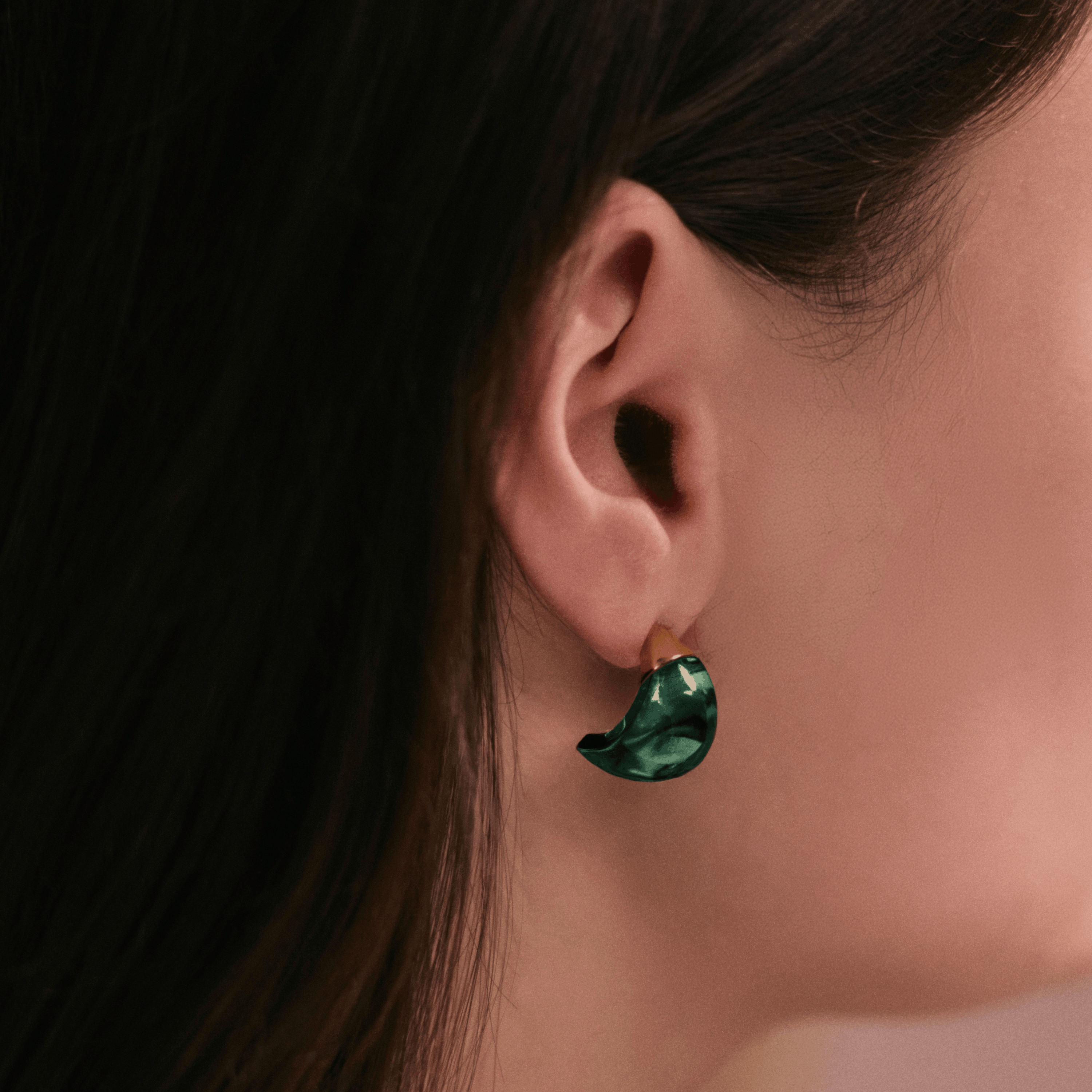 BOUCLES D'OREILLES CABOCHON - CRISTAL VERT PROFOND, PLAQUÉ OR JAUNE 18 CARATS