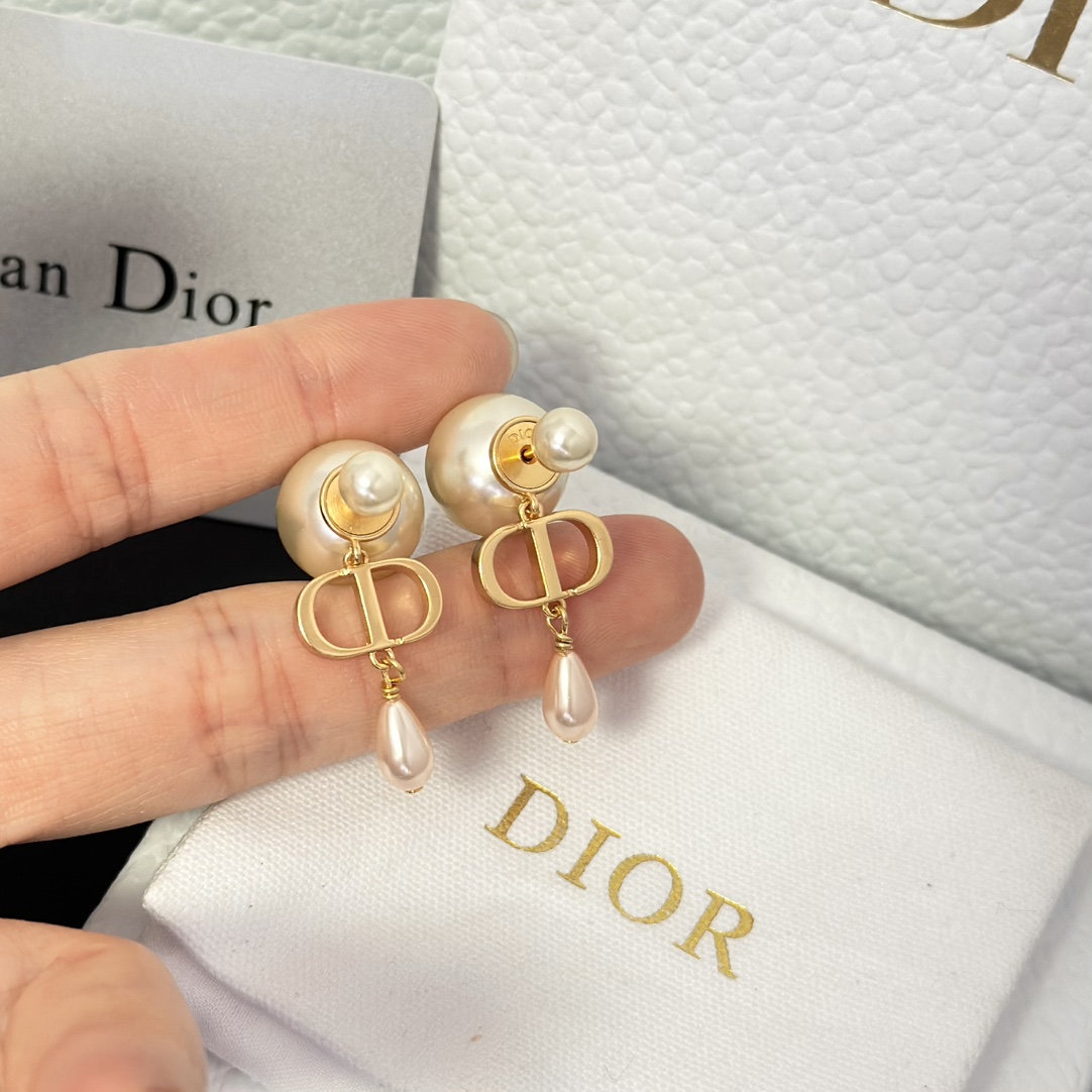 Dior Teardrop Pearl Earrings - Original Replica Club