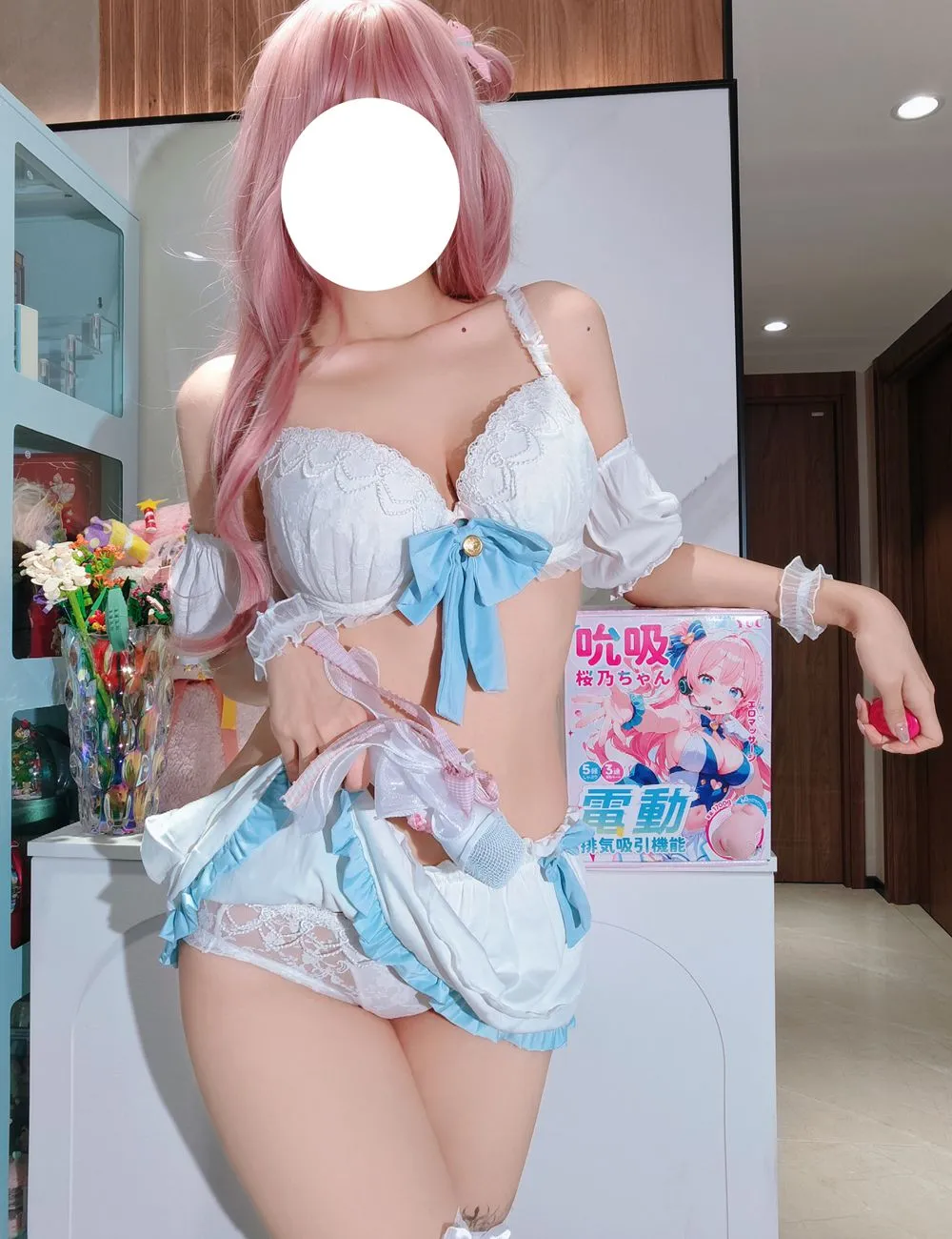 Modelo femenina mostrando masturbador automático premium en México con empaque y diseño del producto