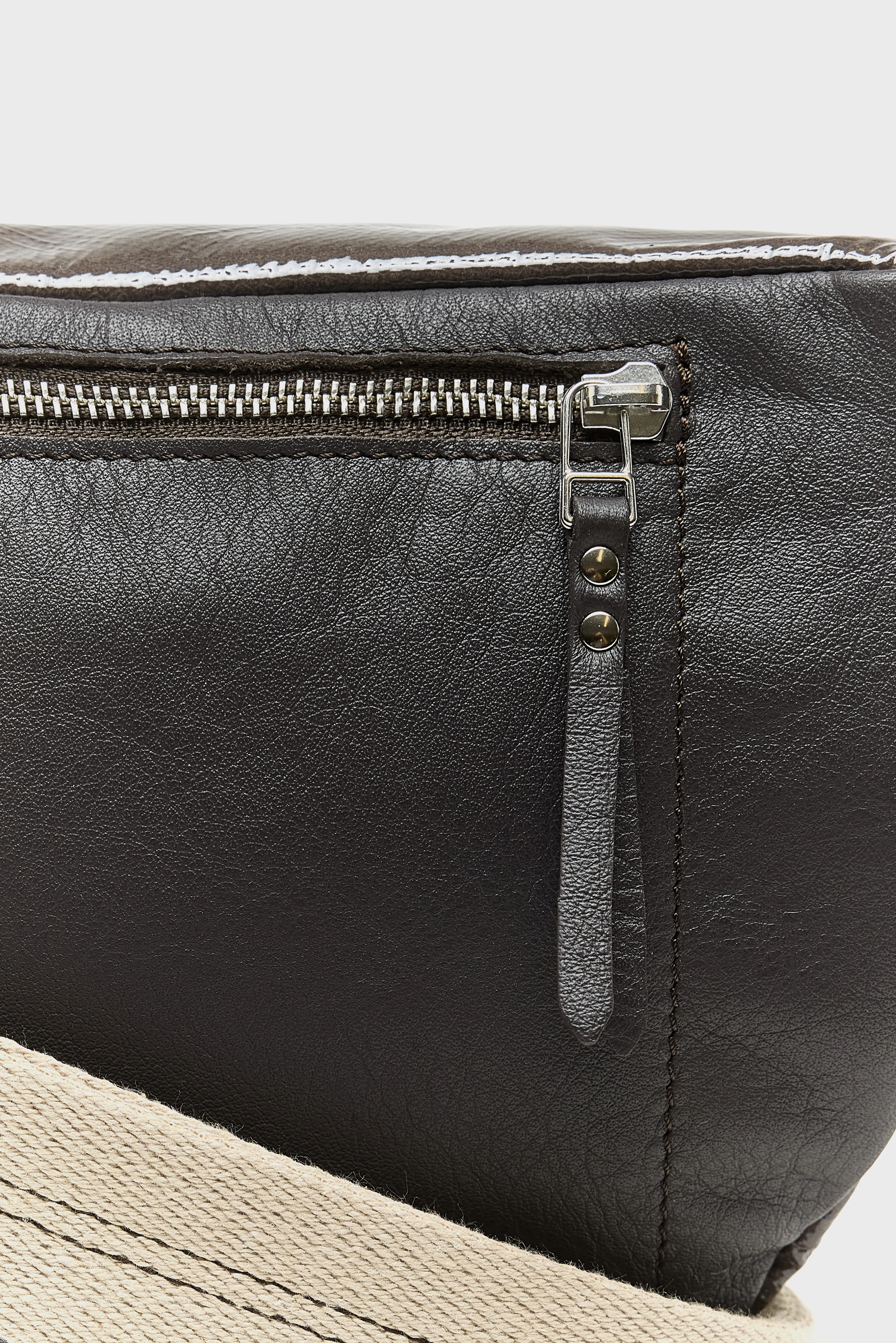Bellerose Souply sling bag (261 / W / IRON)