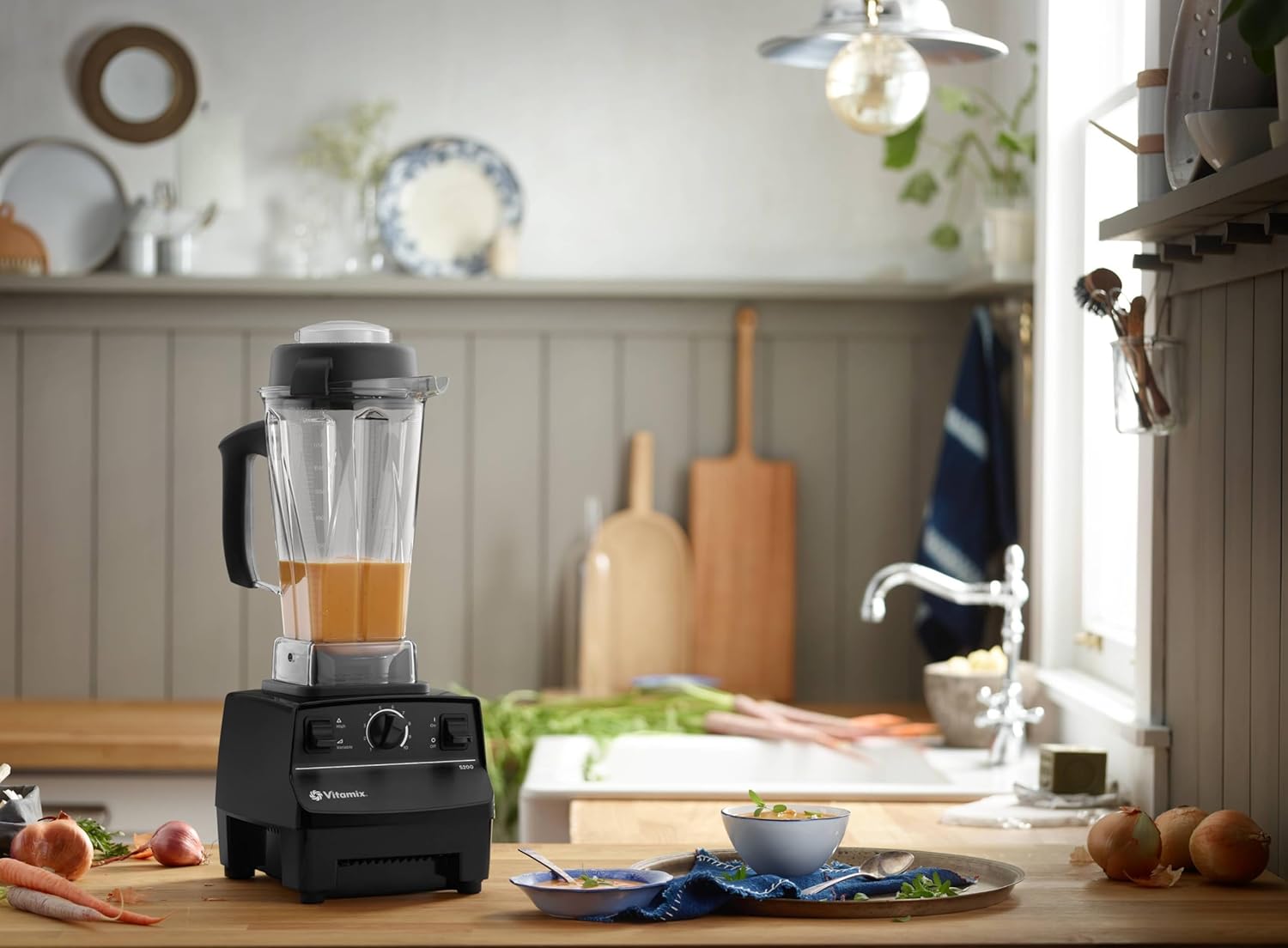 Vitamix 5200 Blender, Professional-Grade, 64 oz Container, Self-Cleaning, Black