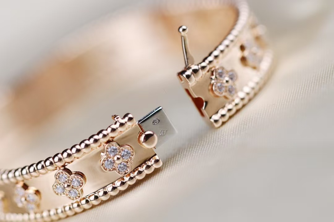 VCA Perlee Clovers Bracelet, Medium Bangle - Original Replica Club