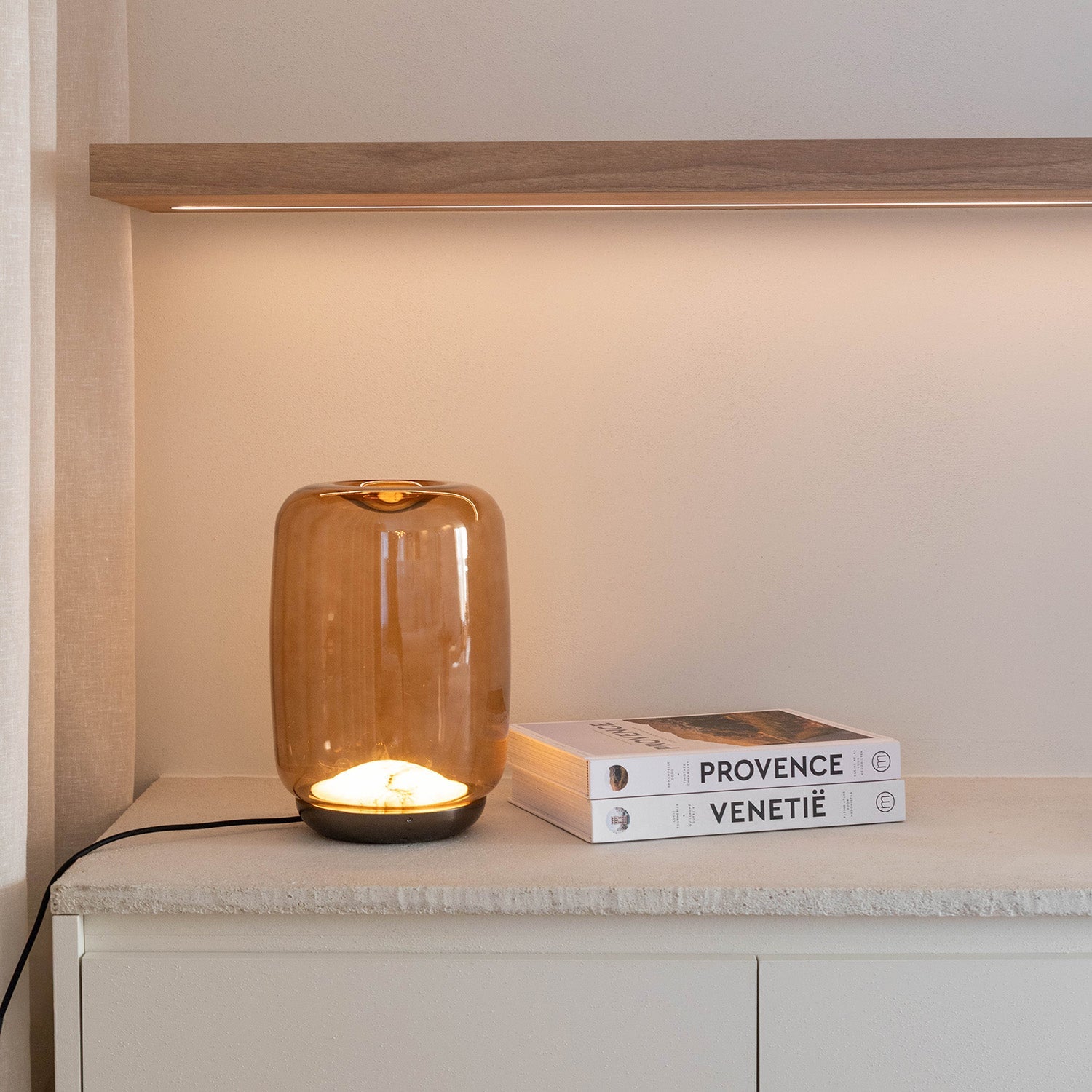 Atmooz Skibo tafellamp - amber glas & bronzen voet - LED sfeerlamp