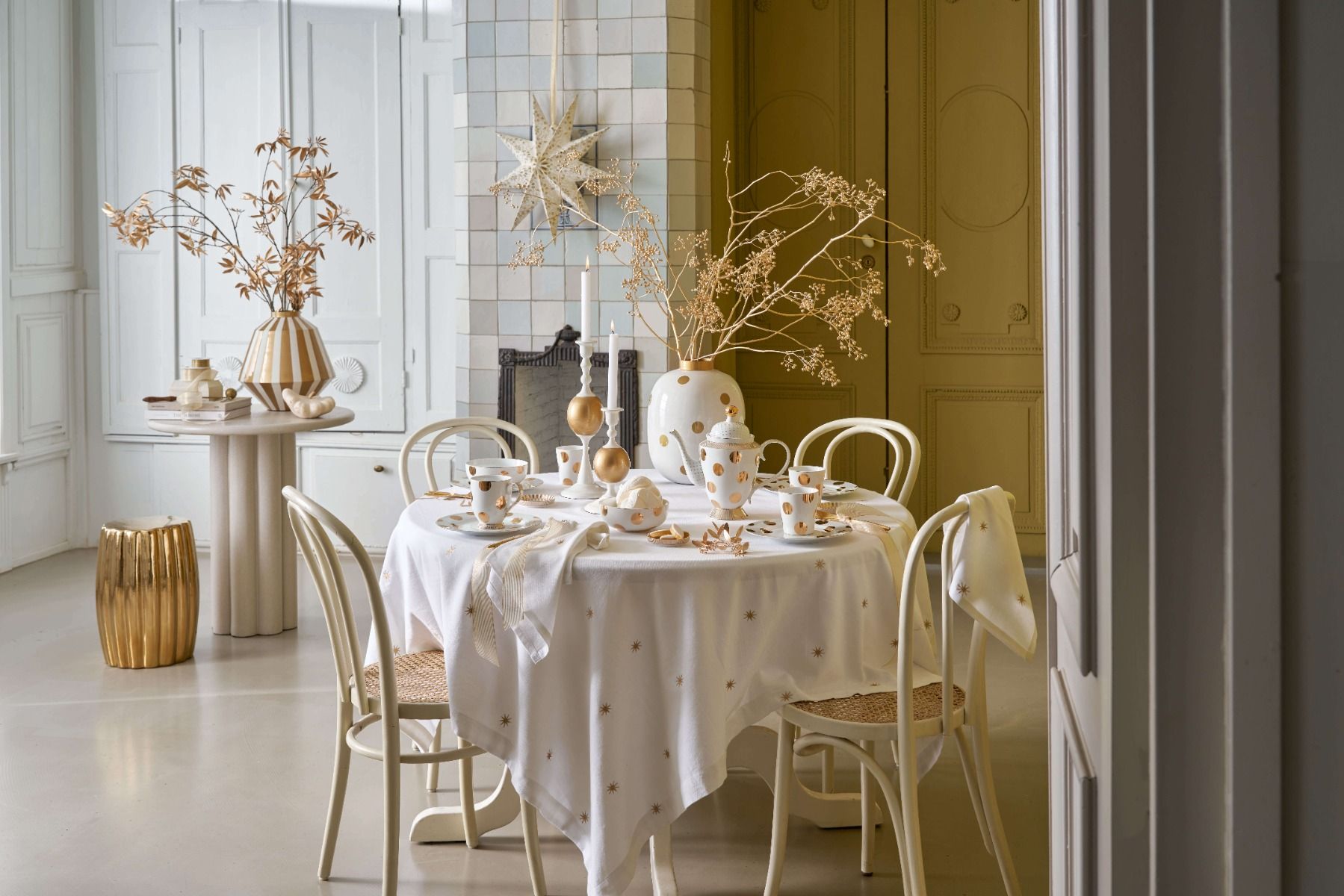Tablecloth Embroidery Stars Gold