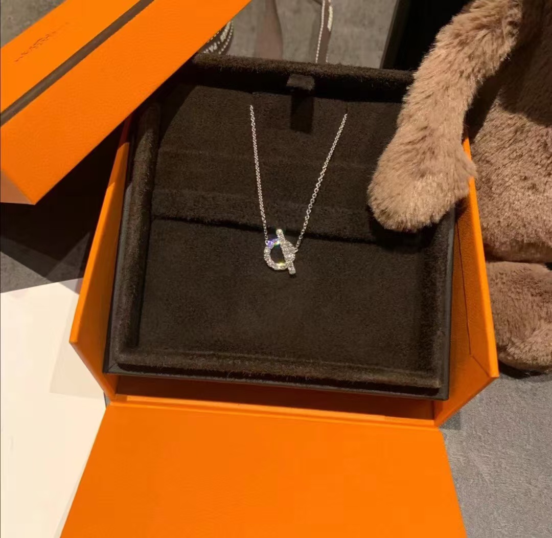 Hermes Q Pendant Necklace - Original Replica Club