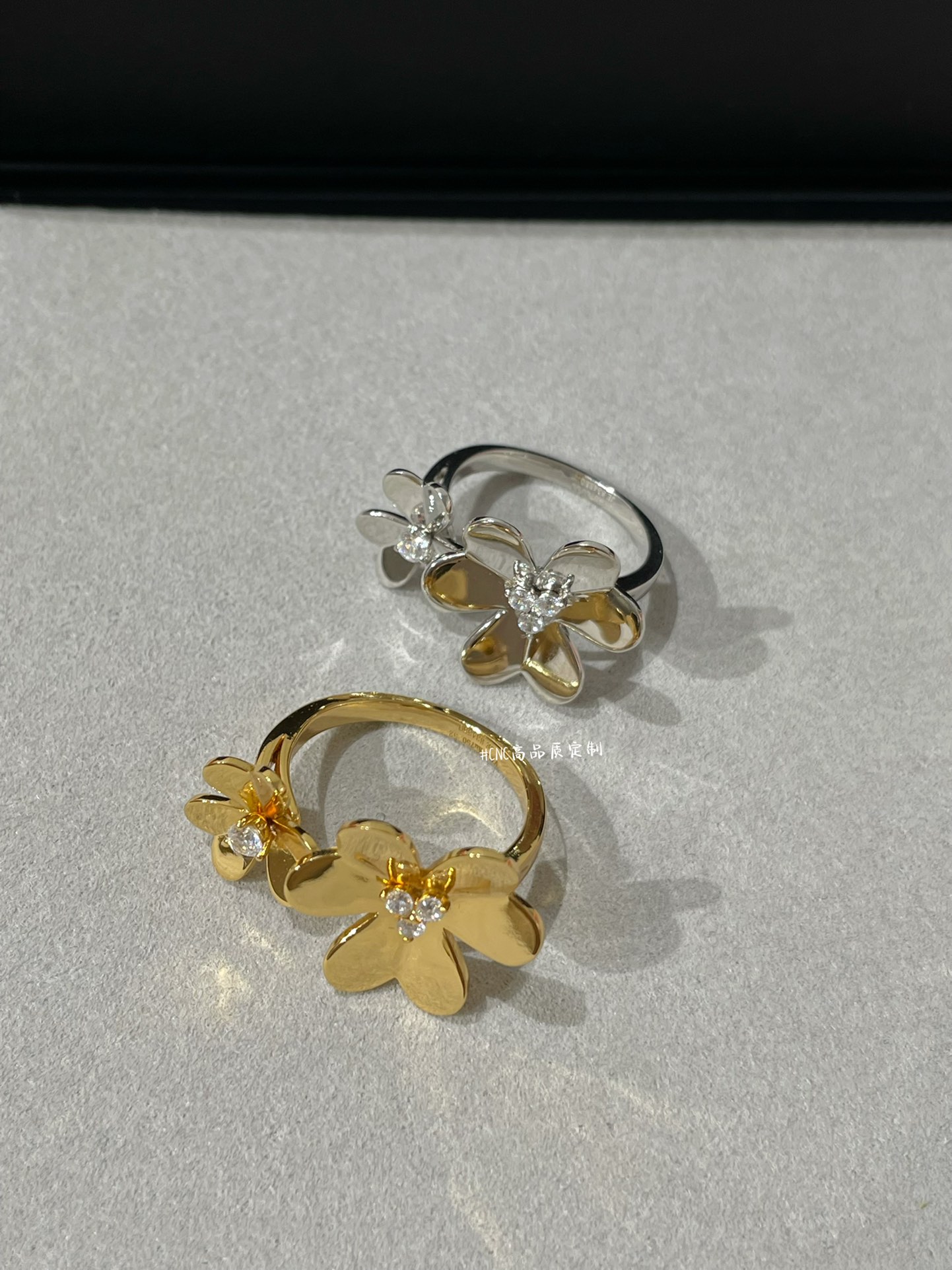 VCA 2 Flowers Frivole Between the Finger Ring - Original Replica Club