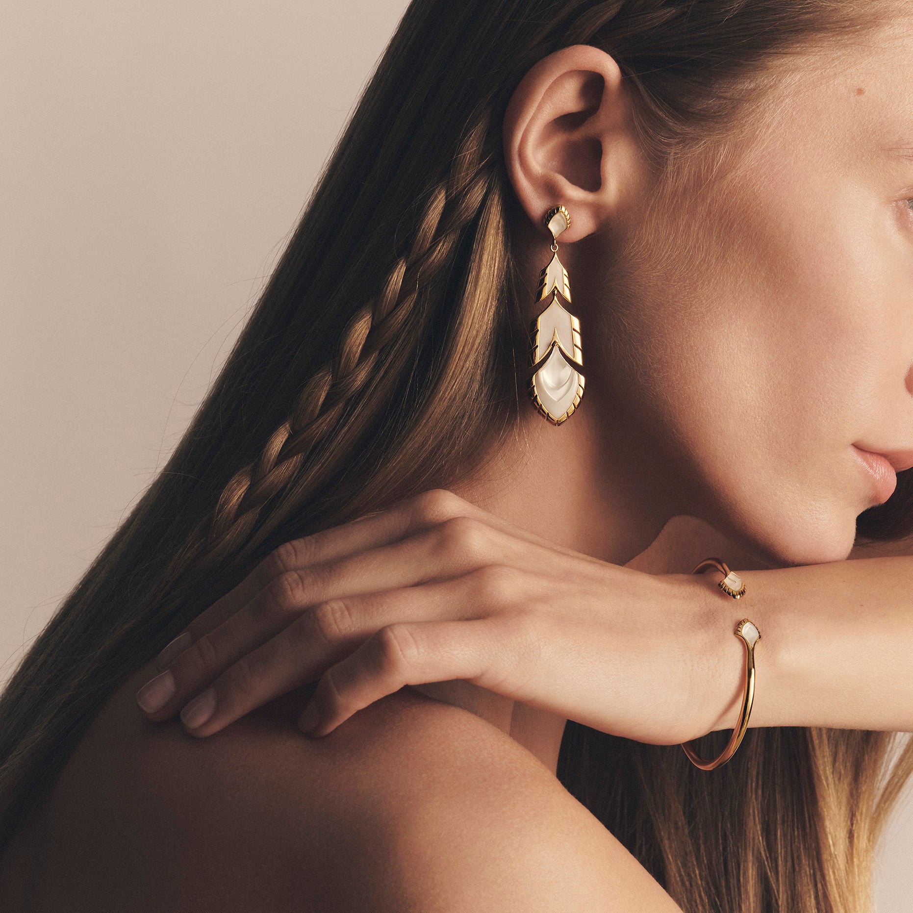 BOUCLES D'OREILLES PAON - CRISTAL INCOLORE NACRÉ BLANC ET LAQUE BLANCHE, PLAQUÉ OR JAUNE 18 CARATS
