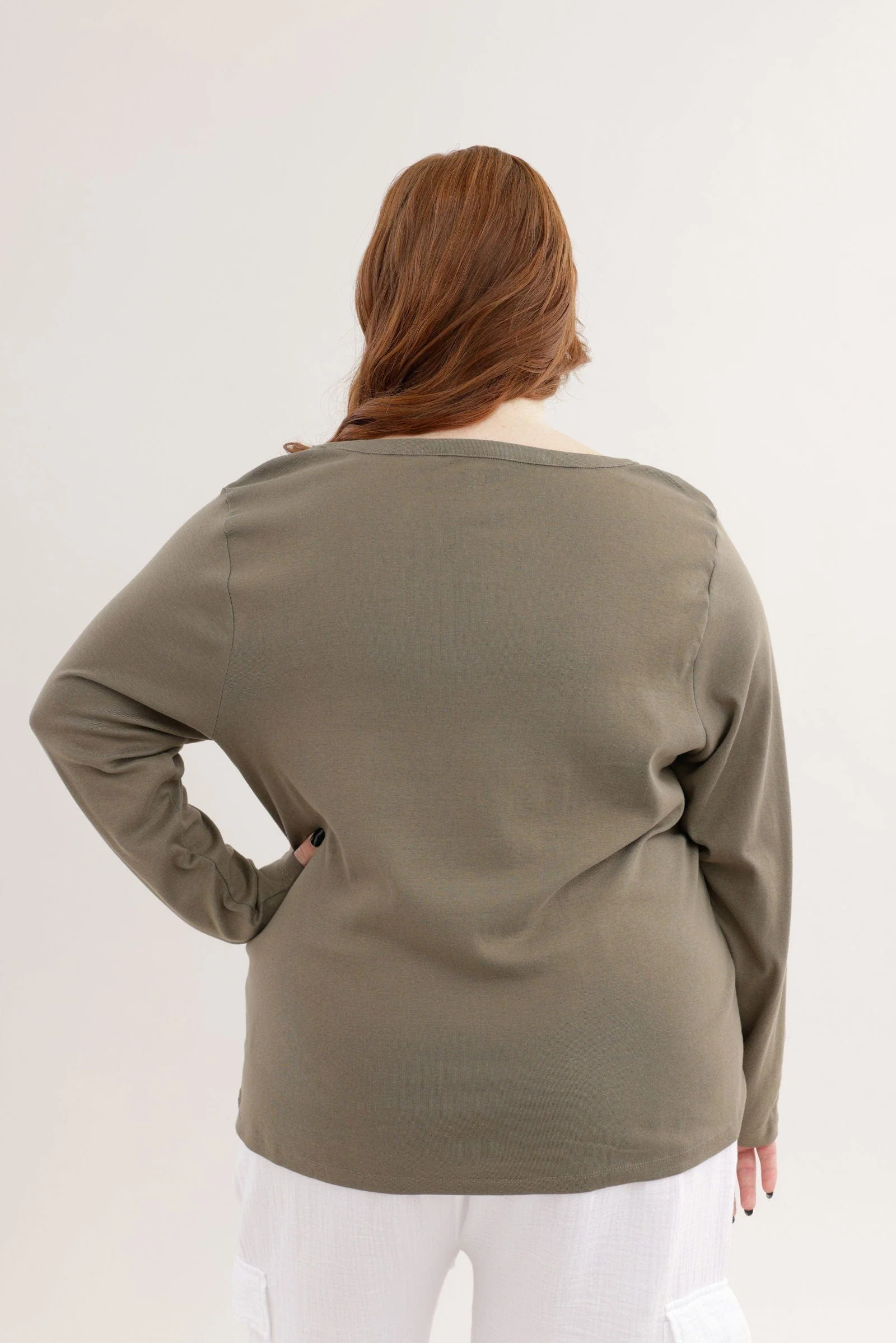 חולצת בייסיק צווארון V עמוק | PLUS SIZE