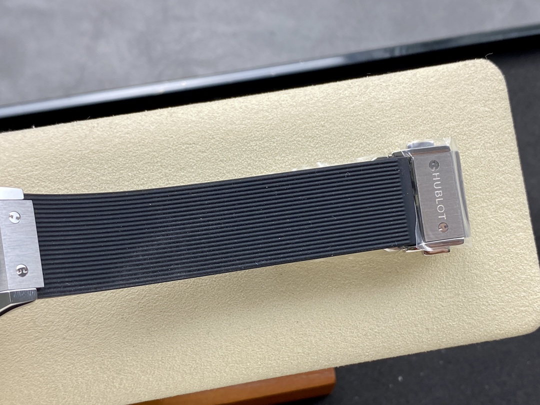 542.NX.1171.RX Hublot Classic Fusion Automatic Rubber