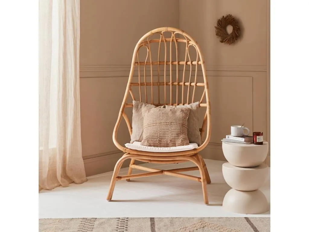 Sillón de ratán en forma de huevo con cojín Quietena