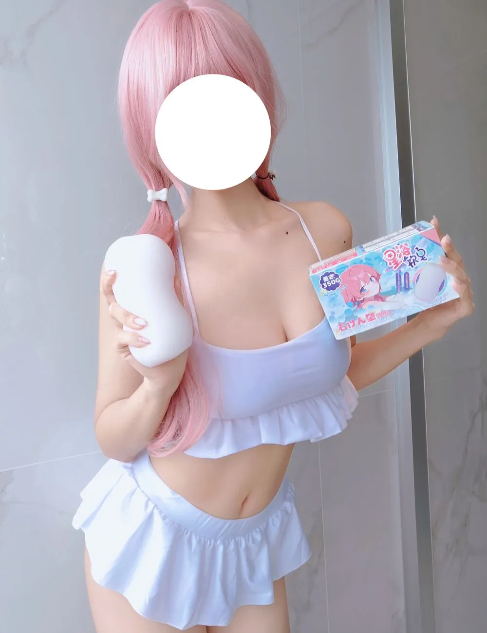 Modelo femenina sosteniendo el masturbador discreto tipo jabón de Dr.YUU