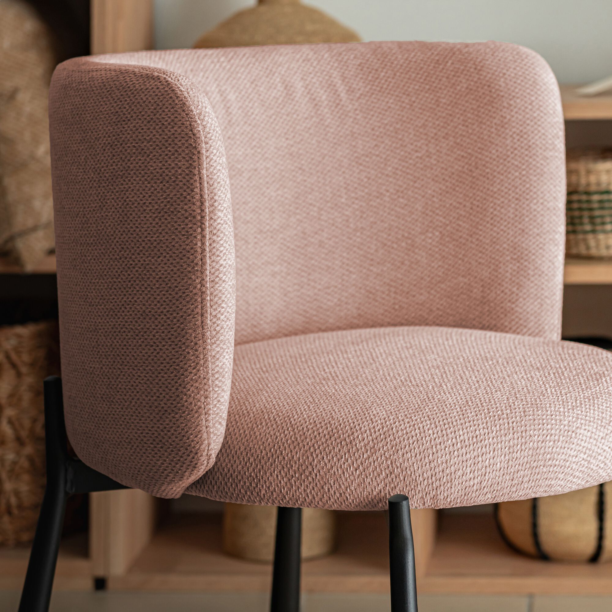 GINNY - Chaise de repas en tissu avec accoudoirs - rose corail