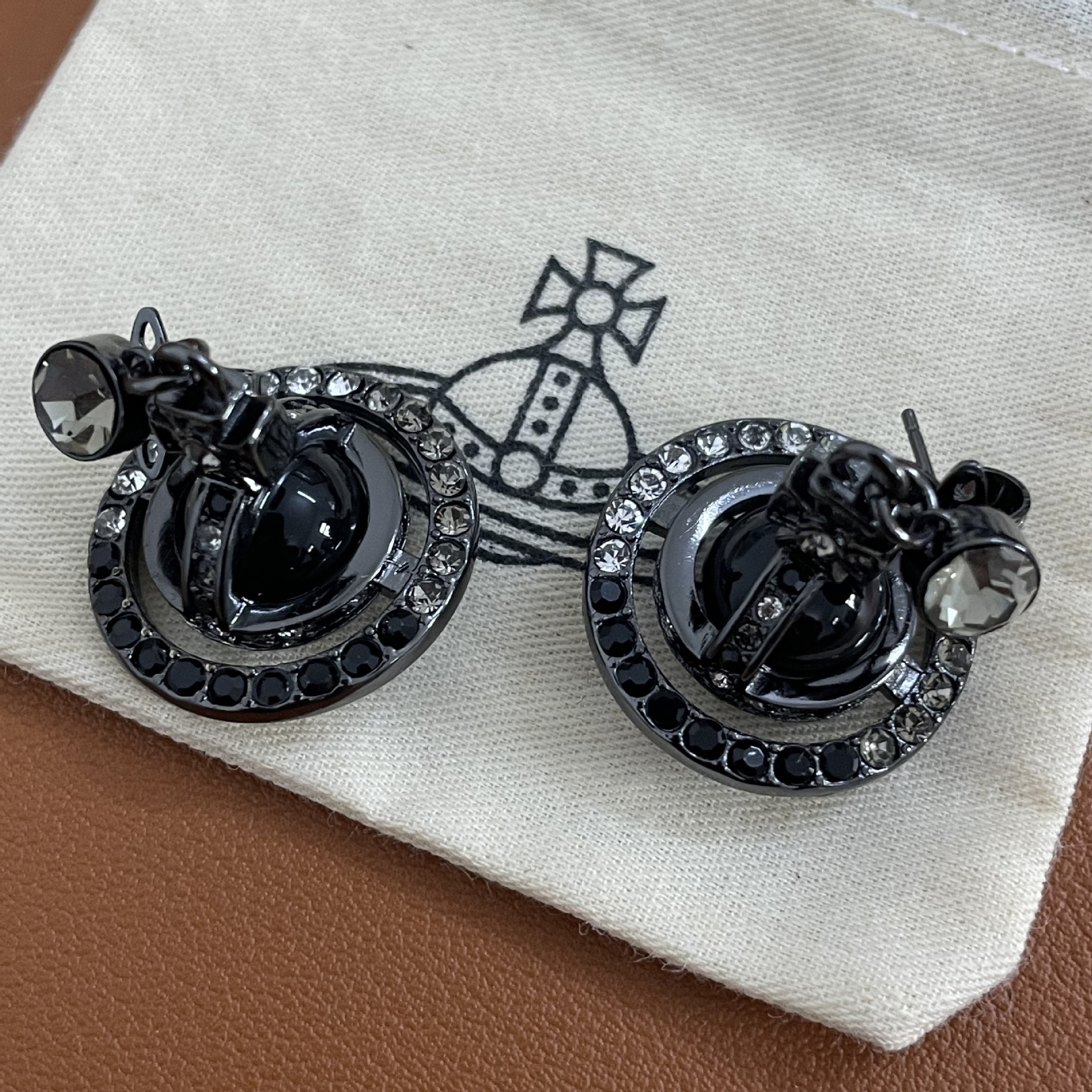 Vivienne Westwood Punk Style Cool Girl Black Saturn Earrings - Original Replica Club