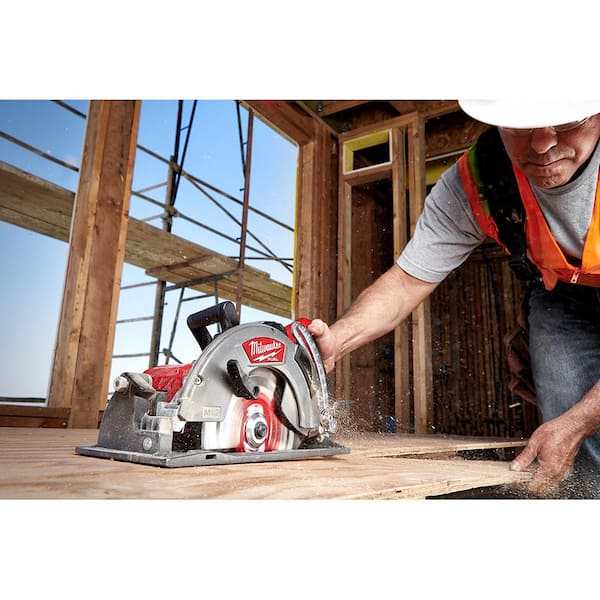 M18 FUEL 18V Lithium-Ion Cordless 7-1/4 in. Rear Handle Circular Saw with 30-Degree Framing Nailer (2-Tool) - Image 4