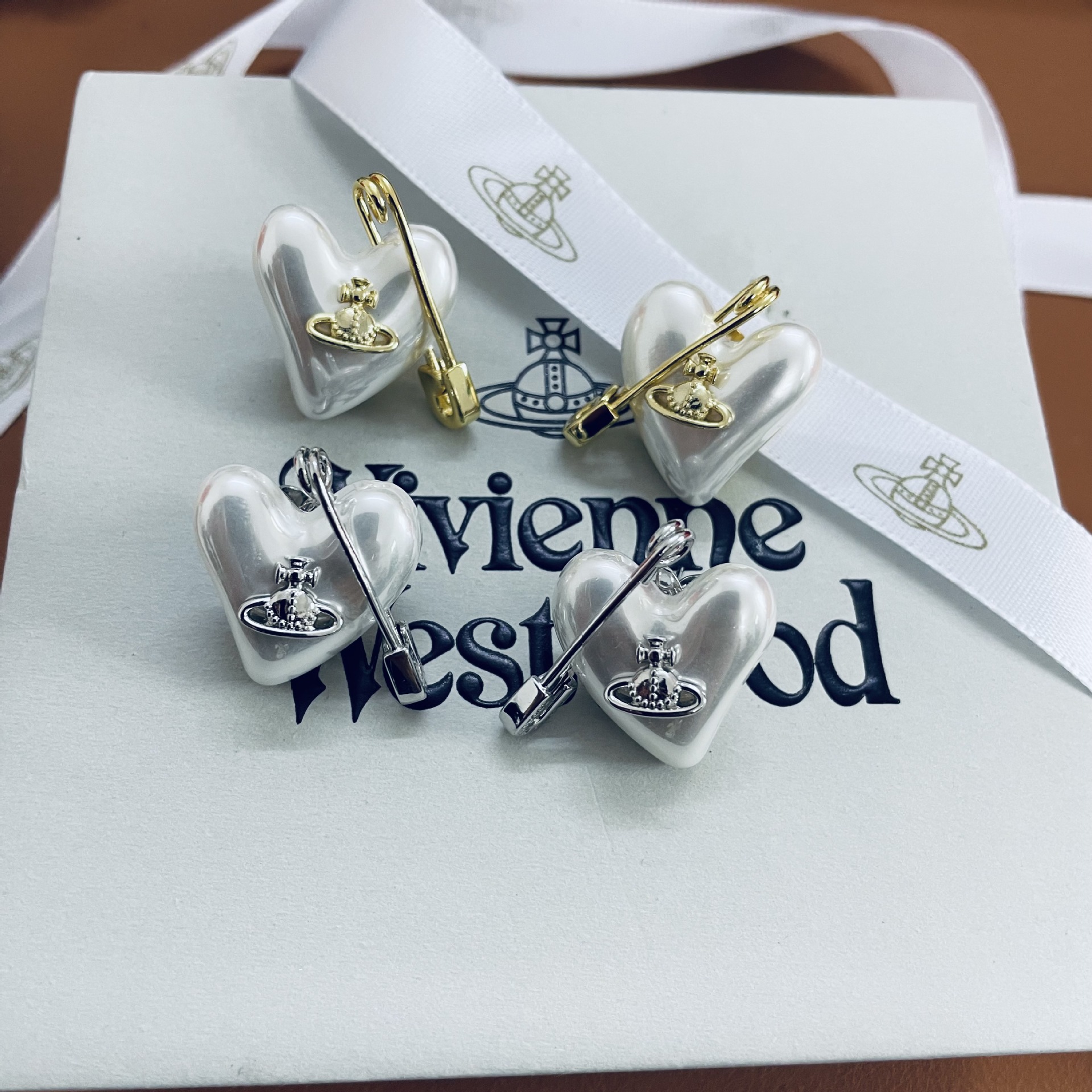 Vivienne Westwood Heart Paperclip Saturn Stud Earrings - Original Replica Club