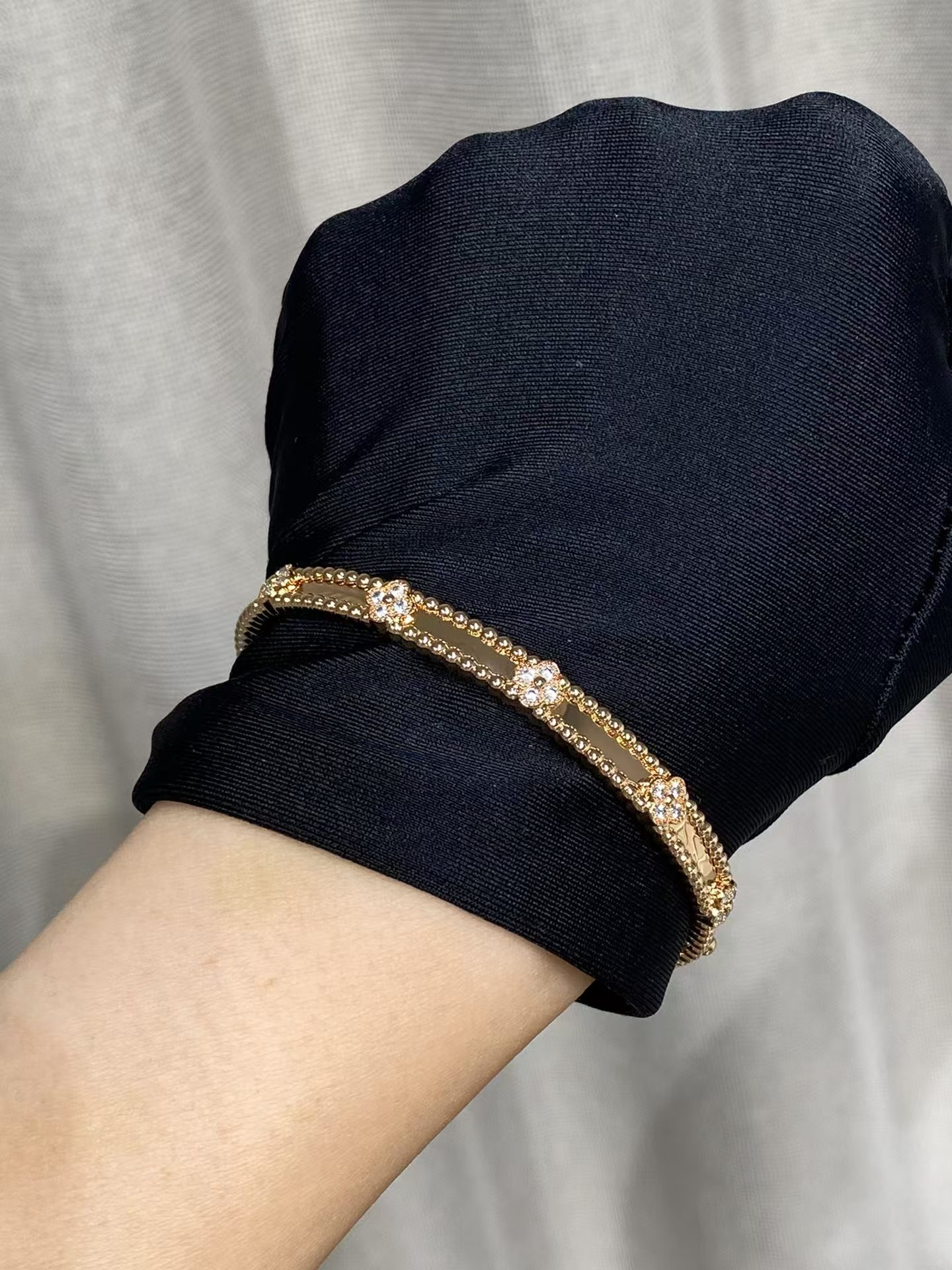 VCA Perlee Sweet Clovers Bracelet Bangle, Medium Model - Original Replica Club