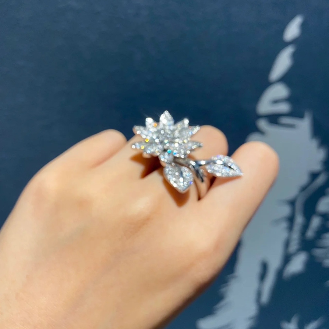 VCA Lotus Between the Finger Ring - Original Replica Club
