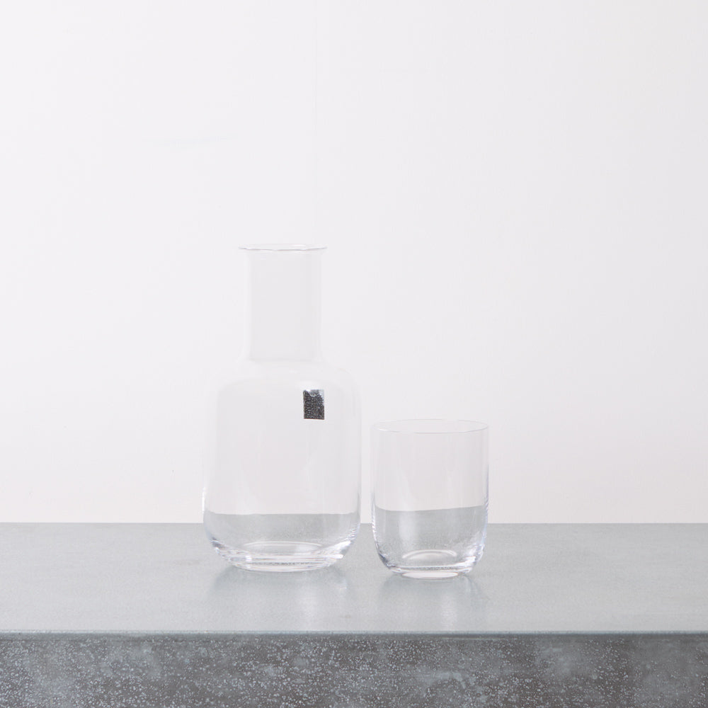 Carafe de nuit avec verre