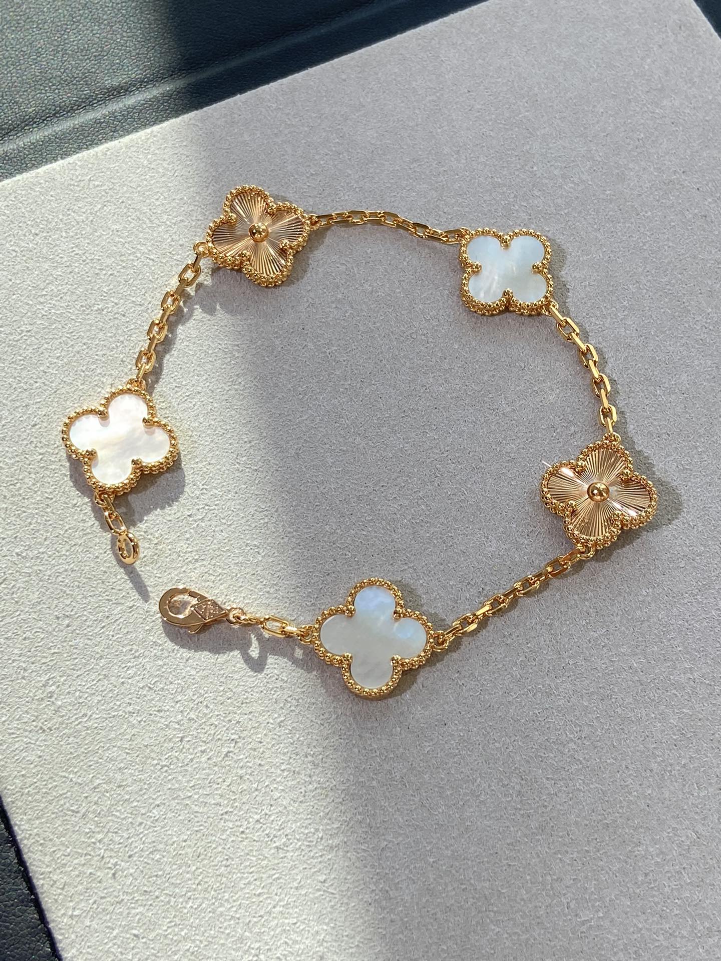 VCA Vintage Alhambra White and Gold Bracelet 5 Motifs - Original Replica Club