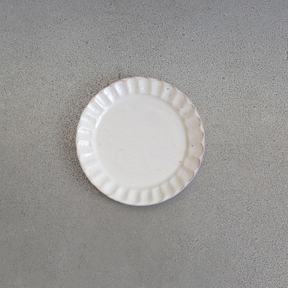 Assiette cannelée Kohiki Shima - Blanche