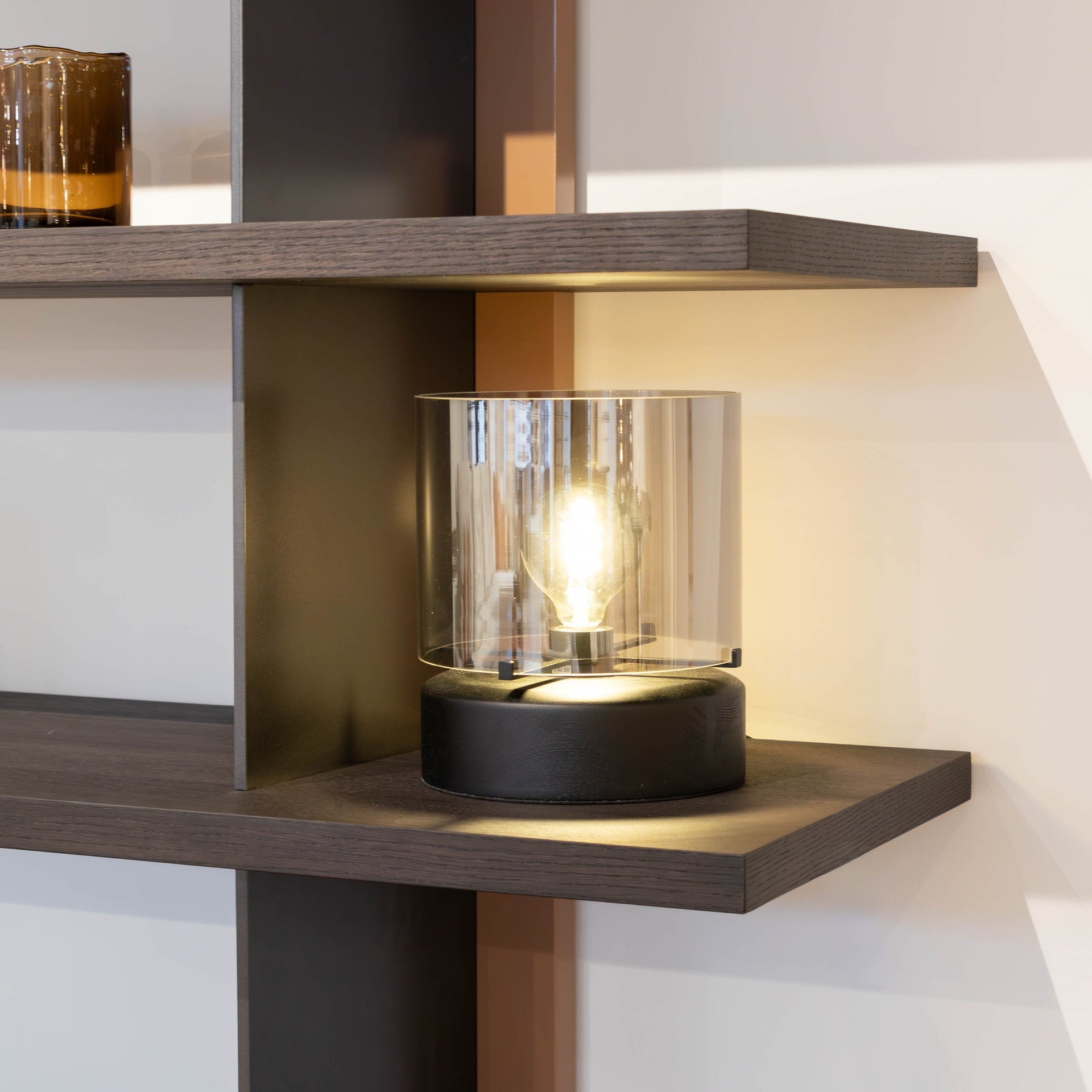 Atmooz Glaz Tafellamp – Ø25 cm – Grijs Glas – Zwart Eiken Voet – E27