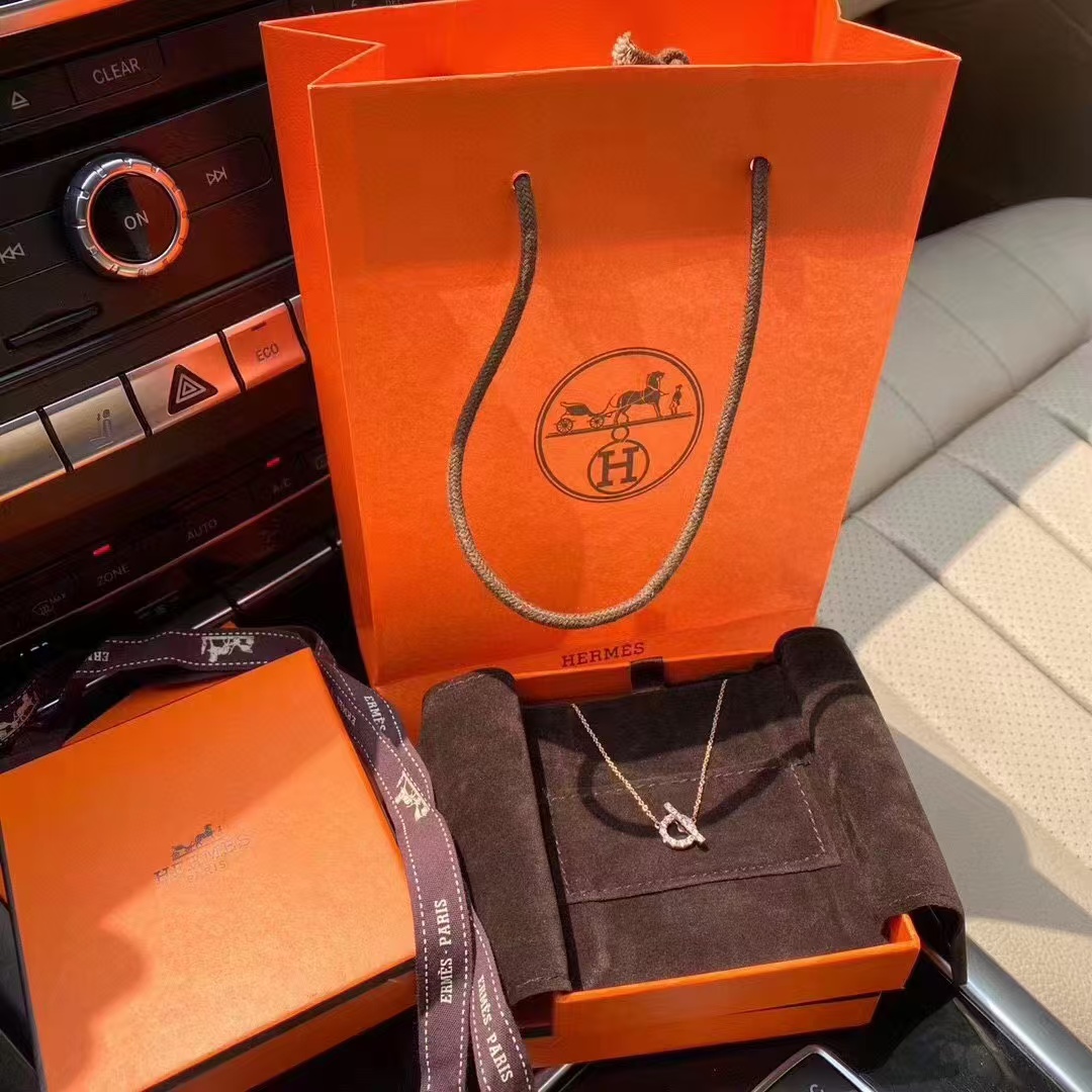 Hermes Q Pendant Necklace - Original Replica Club
