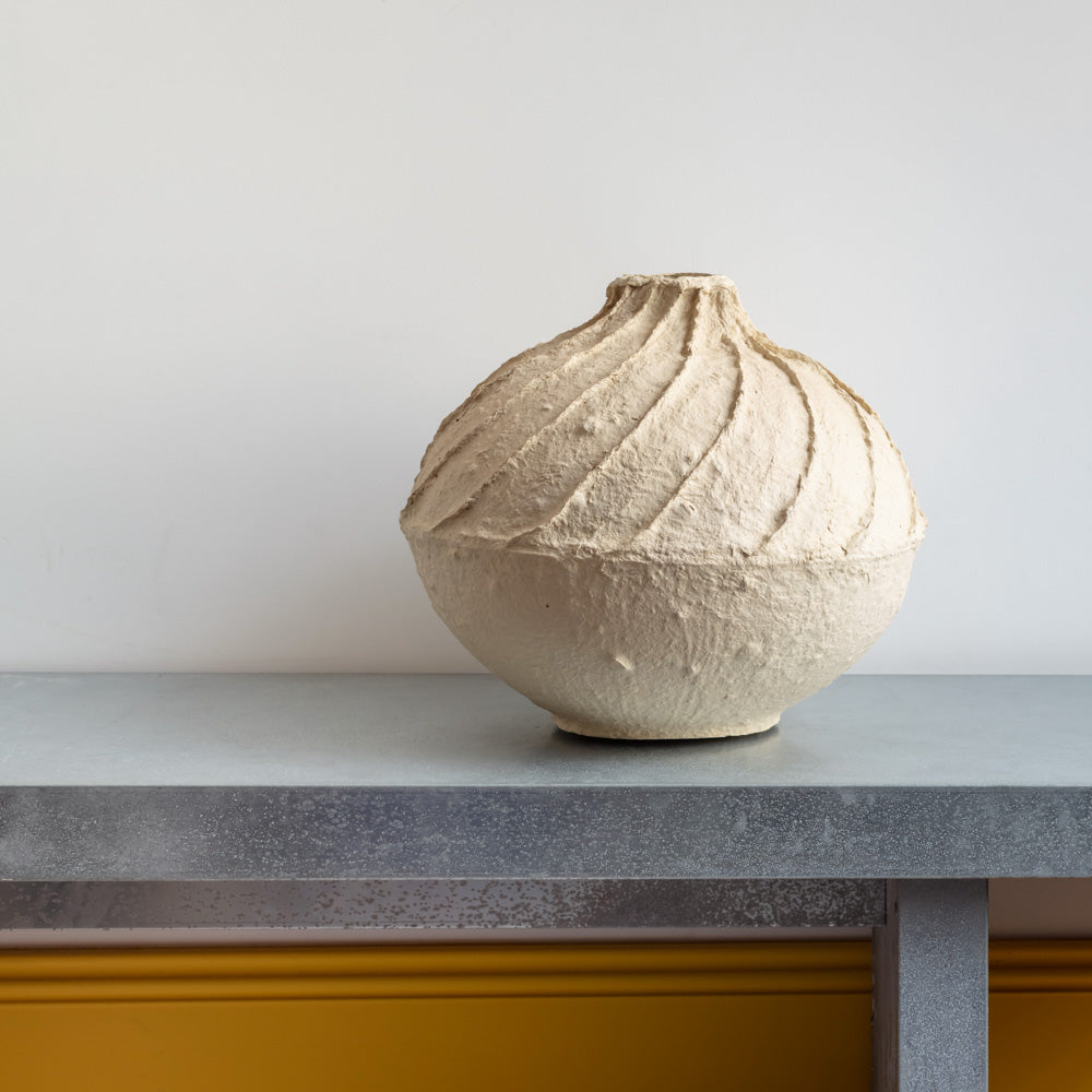 Vase strié en papier mâché